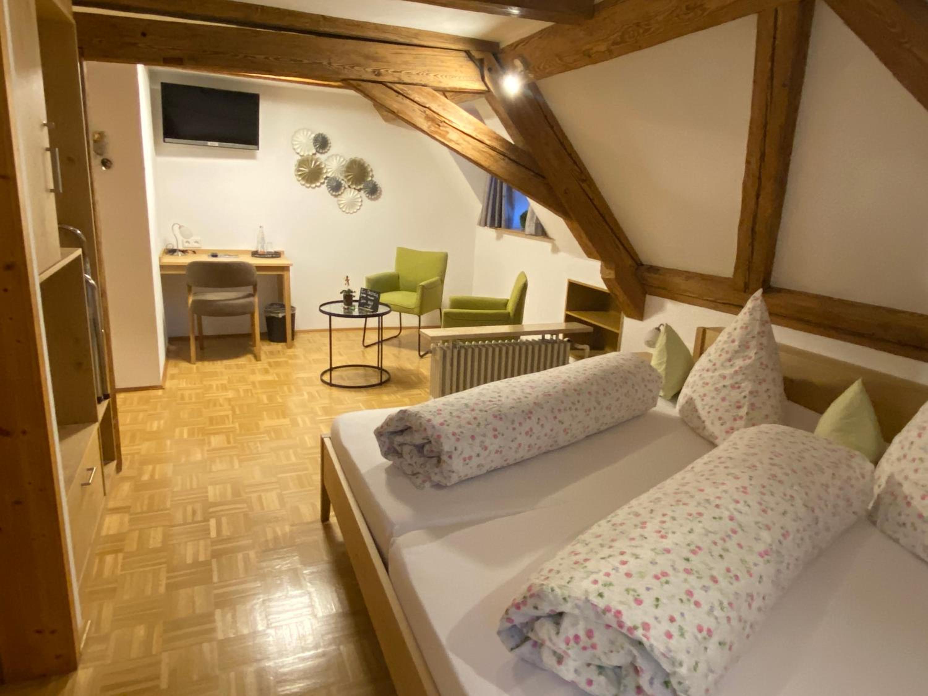 Large Double Room - Photo 5