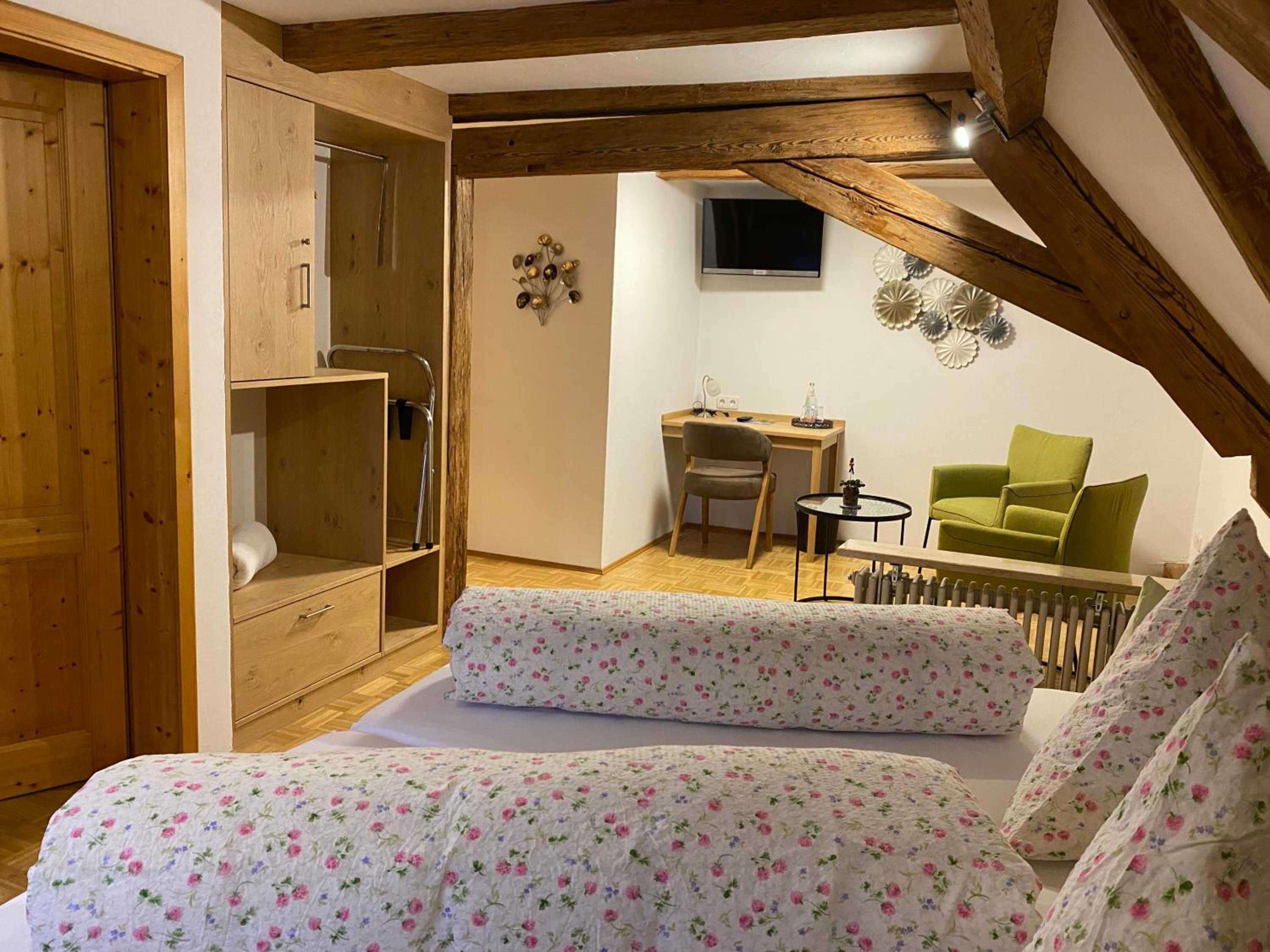 Large Double Room - Photo 6
