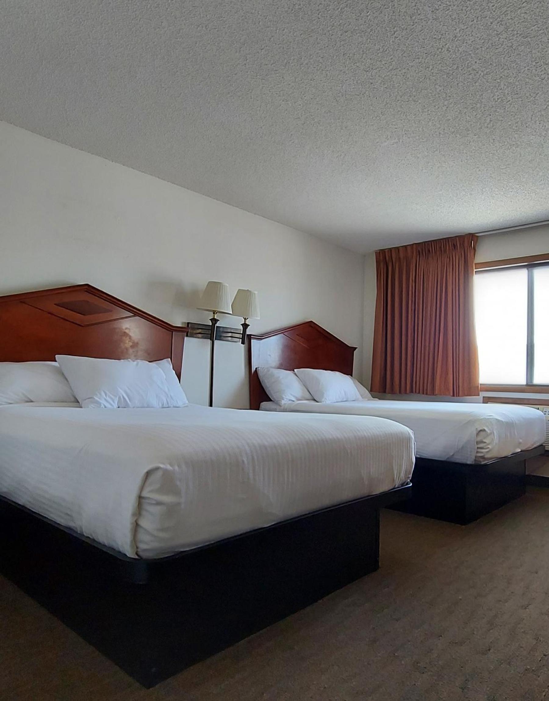 Queen Room with Two Queen Beds - Non-Smoking - Photo 2