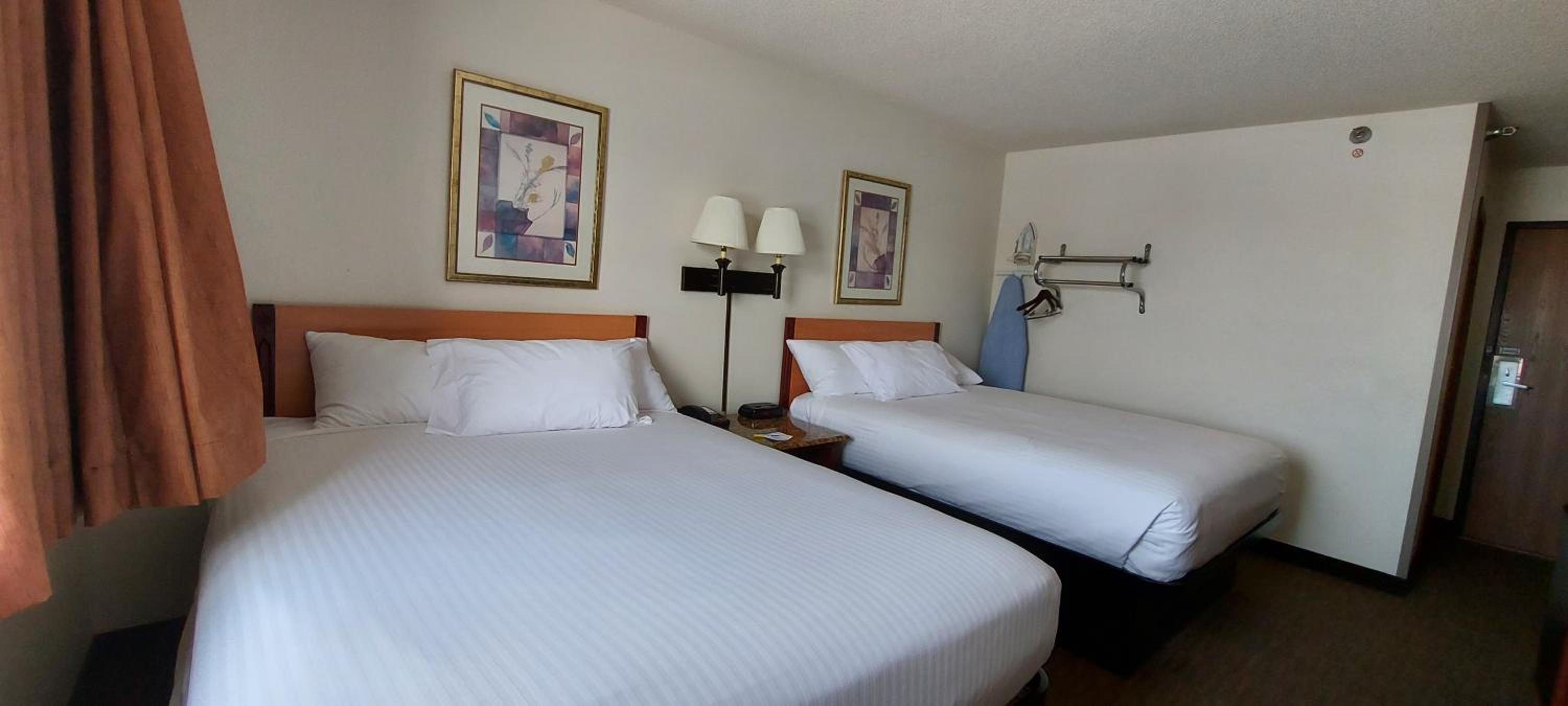 Queen Room with Two Queen Beds - Non-Smoking - Photo 4