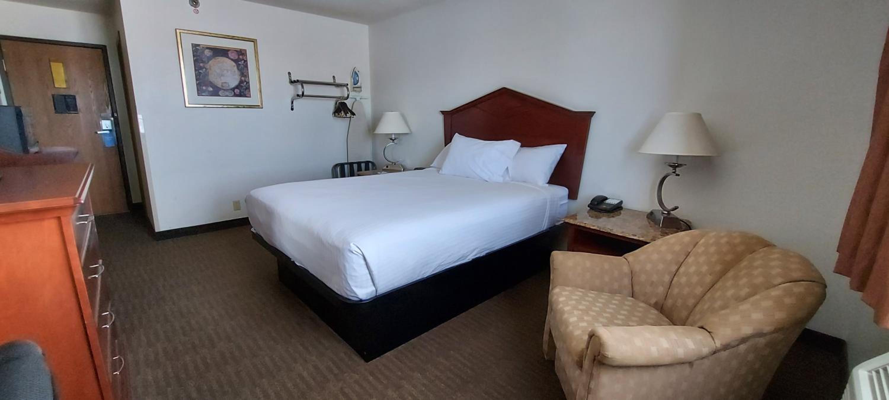 Queen Room - Non-Smoking - Photo 3