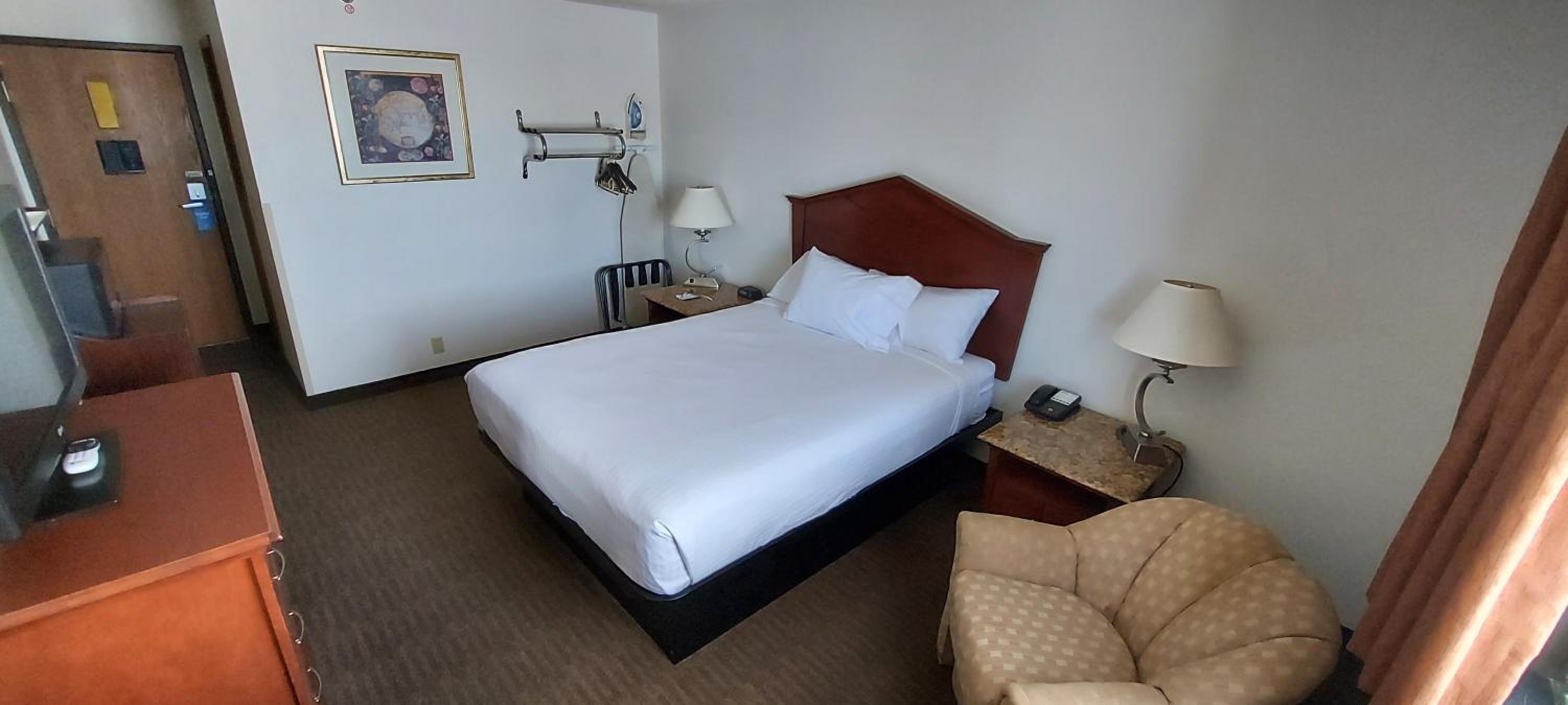 Queen Room - Non-Smoking - Photo 4
