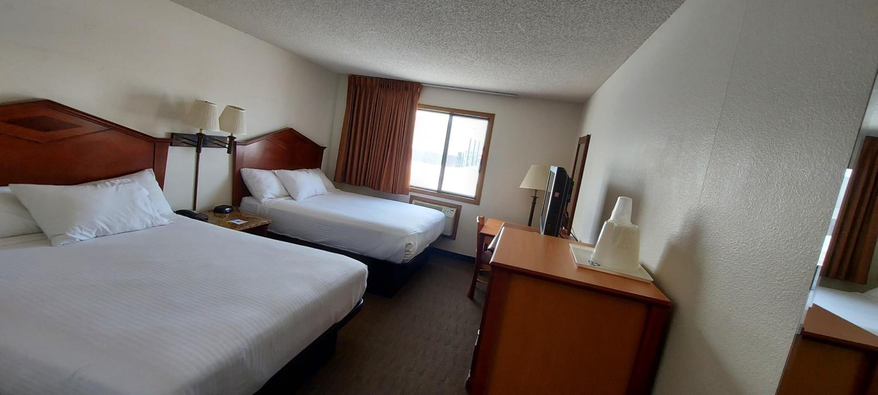 Queen Room with Two Queen Beds - Non-Smoking - Photo 3