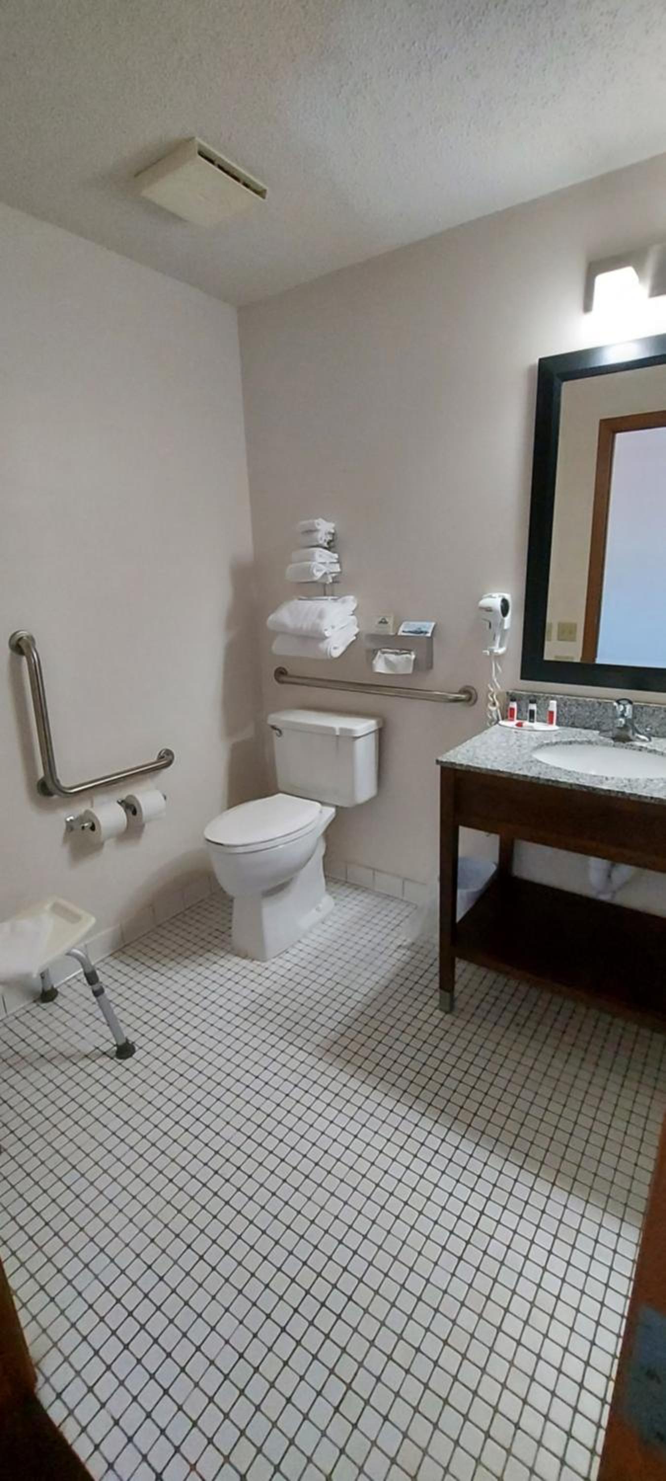 Queen Room - Disability Access - Photo 8