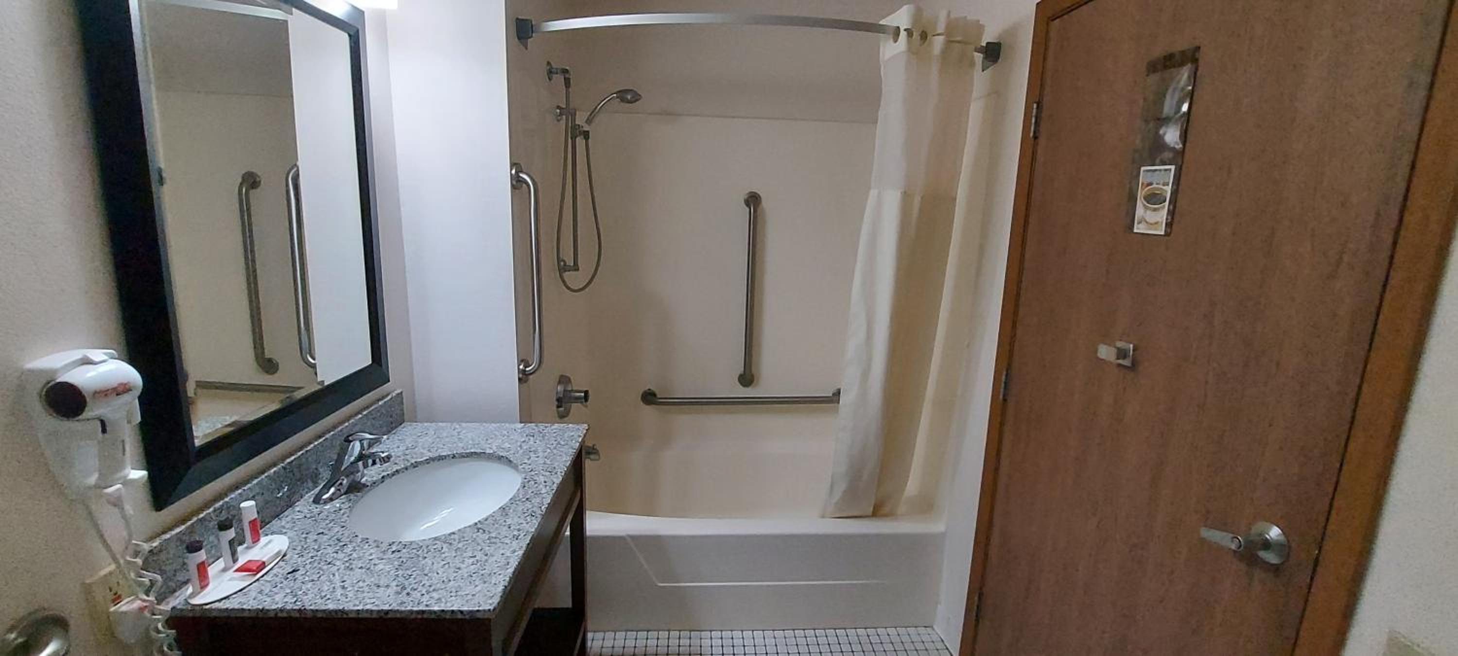 Queen Room - Disability Access - Photo 9