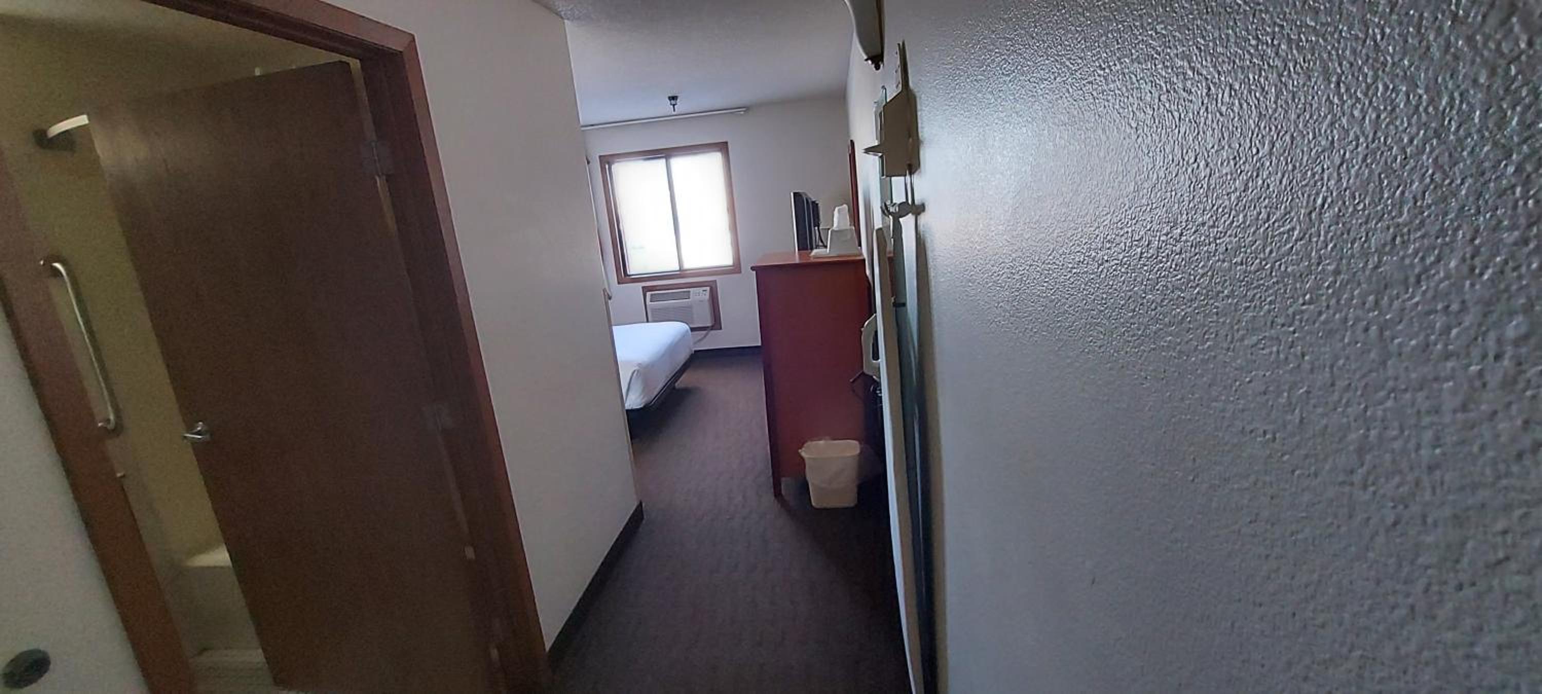 Queen Room - Disability Access - Photo 2