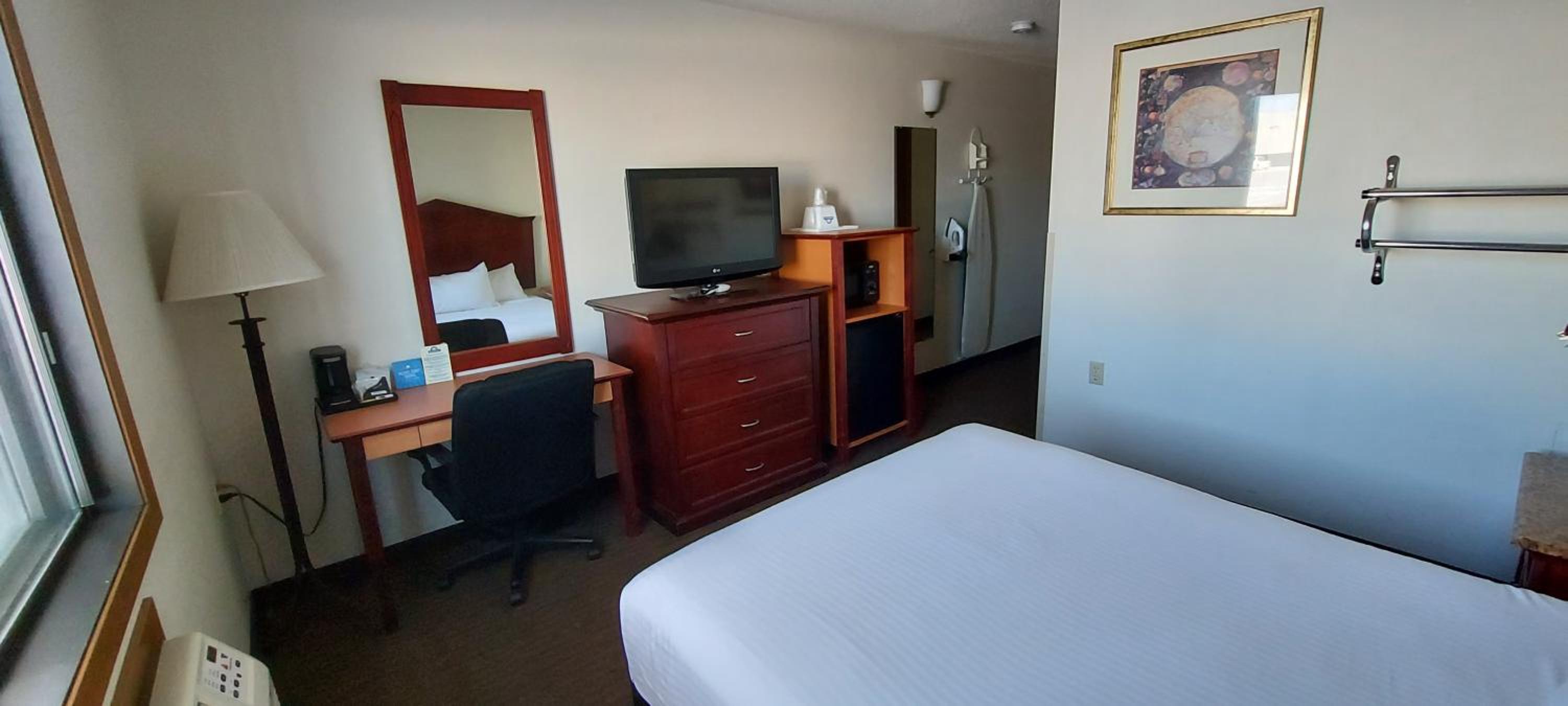 Queen Room - Disability Access - Photo 6
