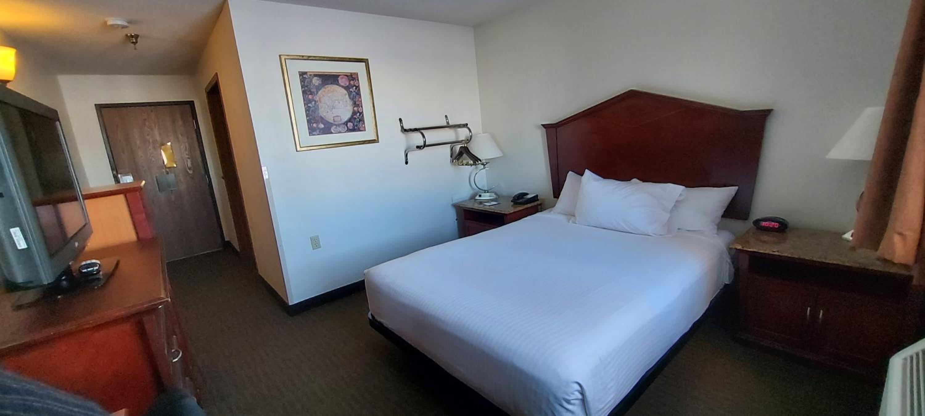 Queen Room - Disability Access - Photo 3