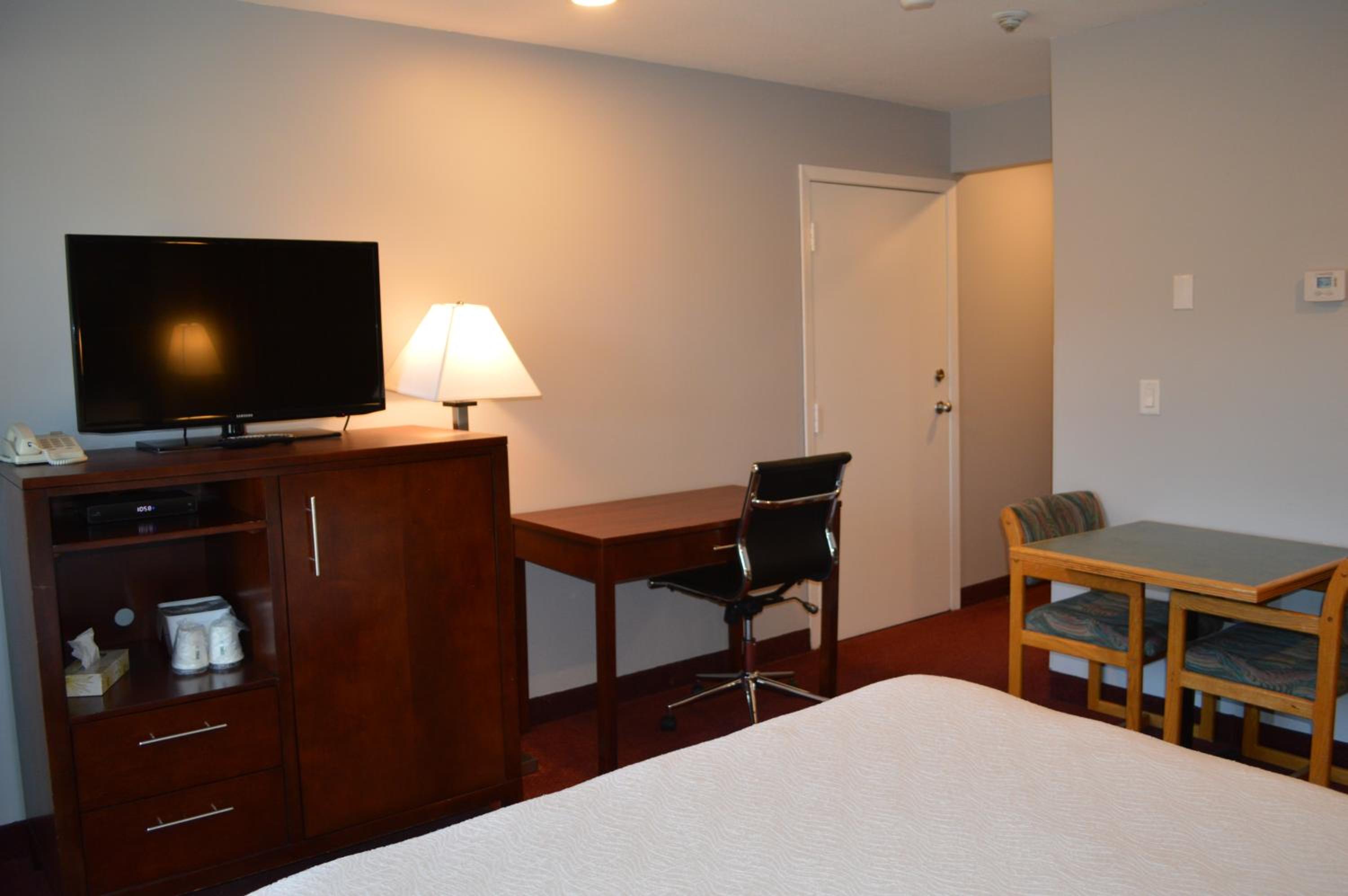 Efficiency Queen Room - Non Smoking - Non Pet Friendly - Photo 5