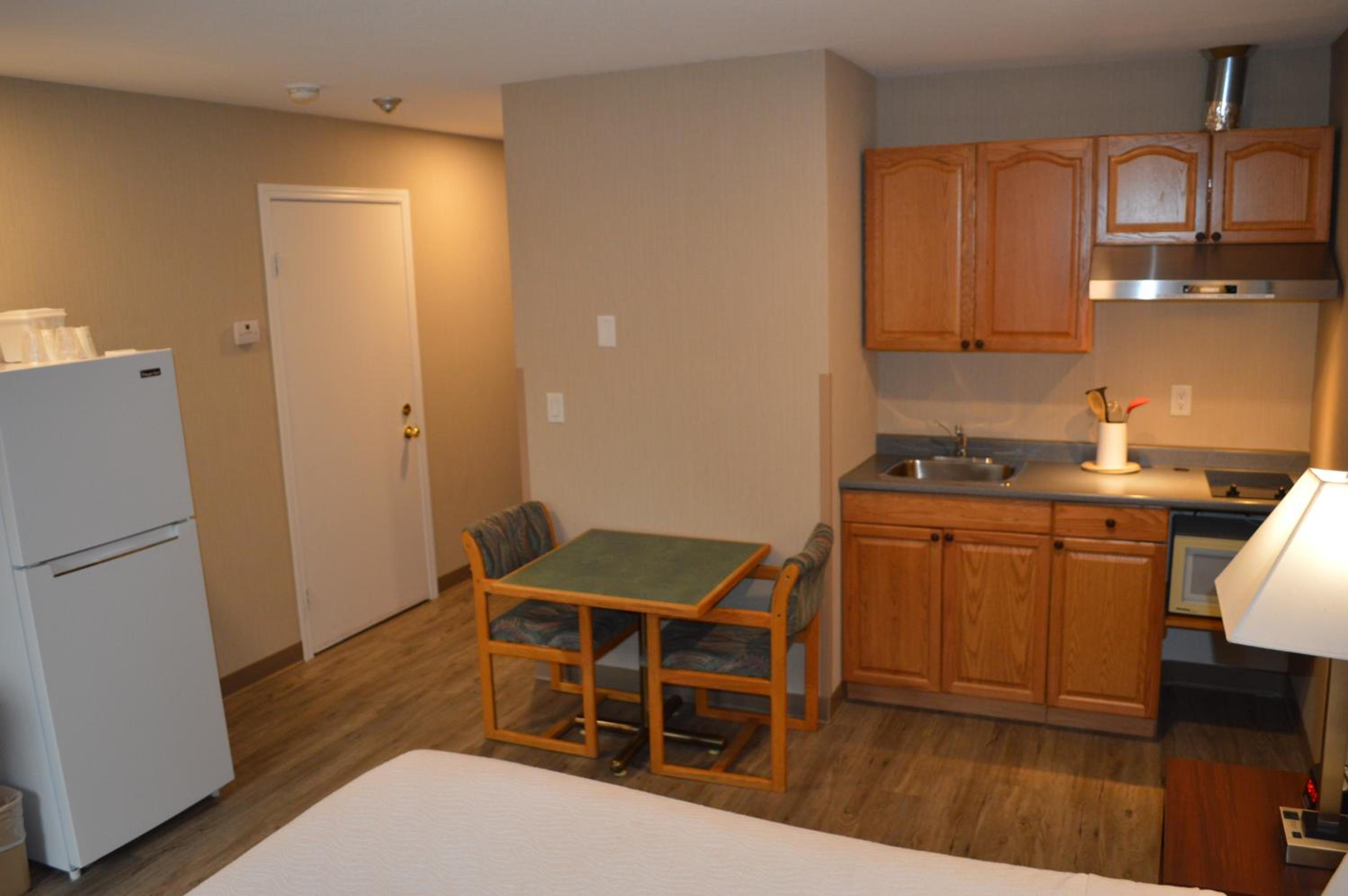 Efficiency Queen Room - Non Smoking - Non Pet Friendly - Photo 2