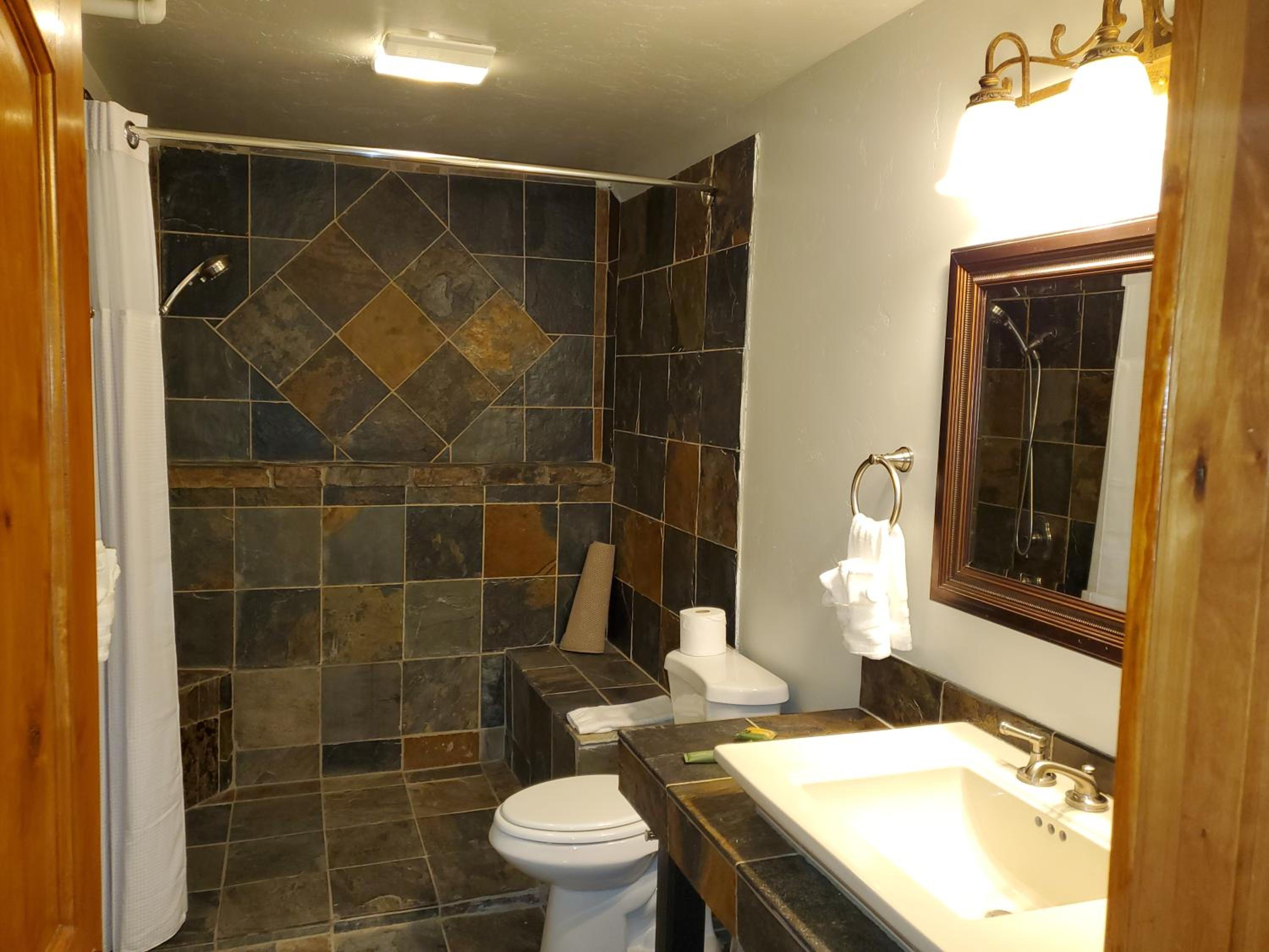 Deluxe King Room - Photo 3