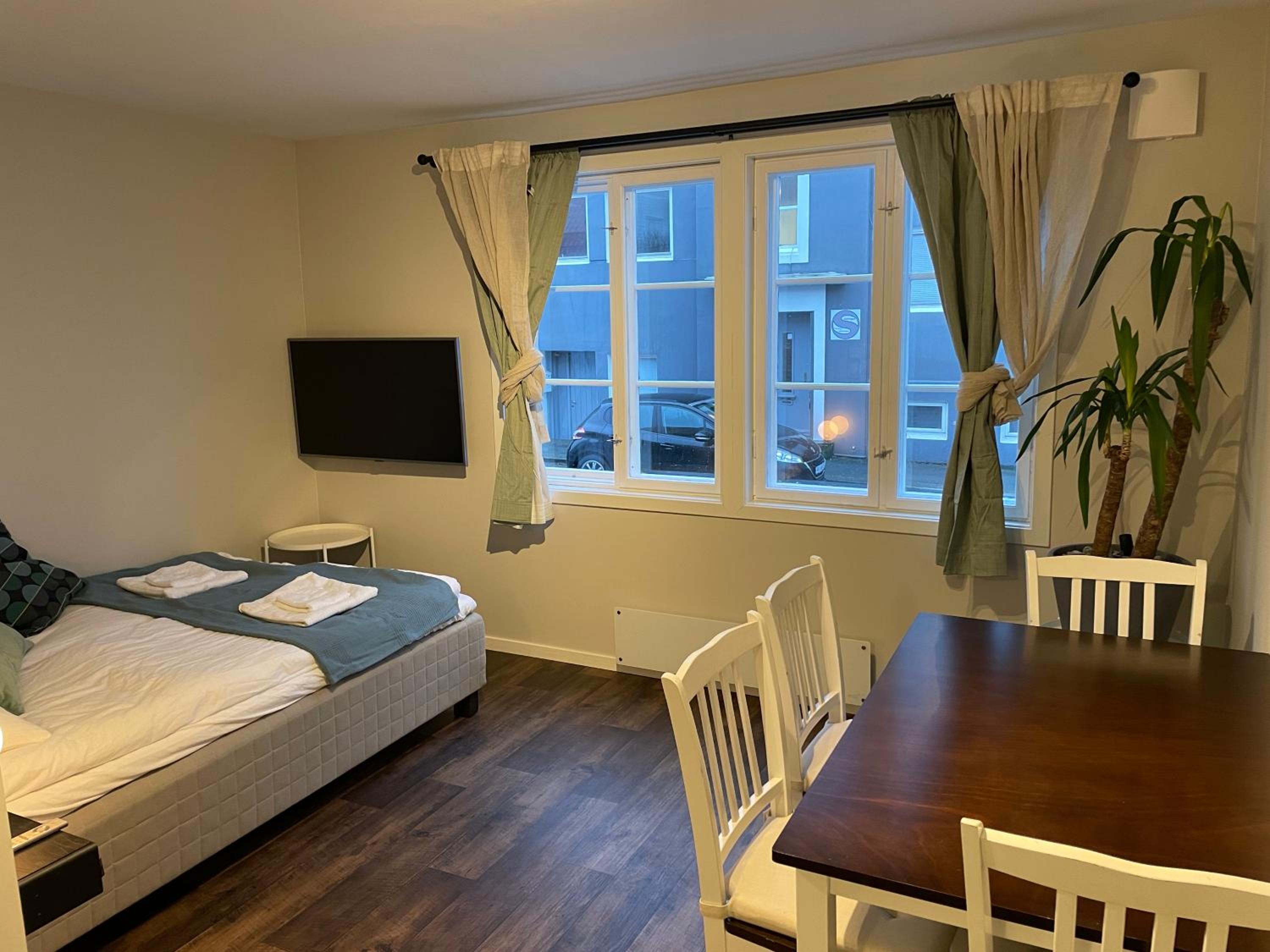One-Bedroom Apartment photo 1