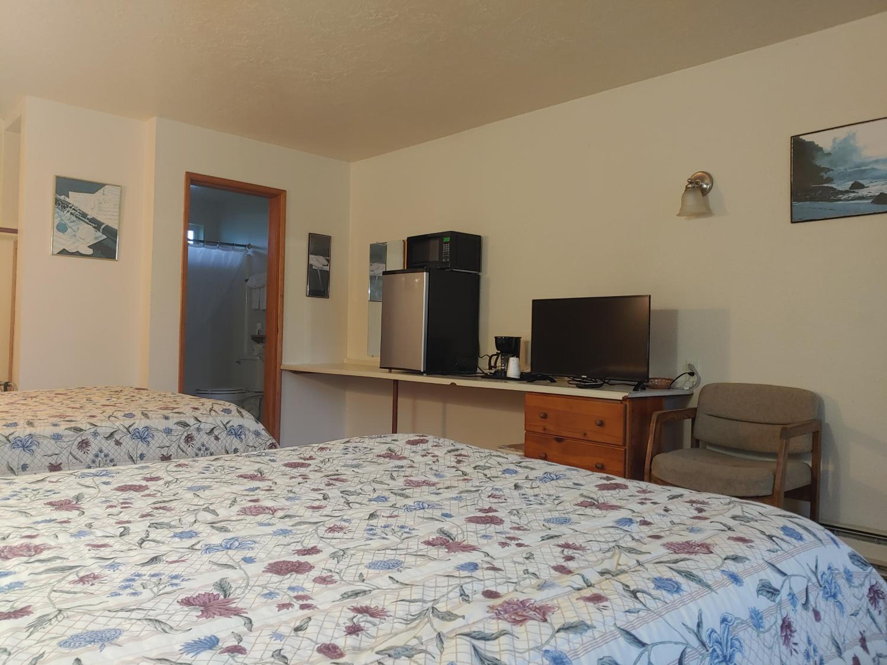 Standard Queen Room with Two Queen Beds photo 1
