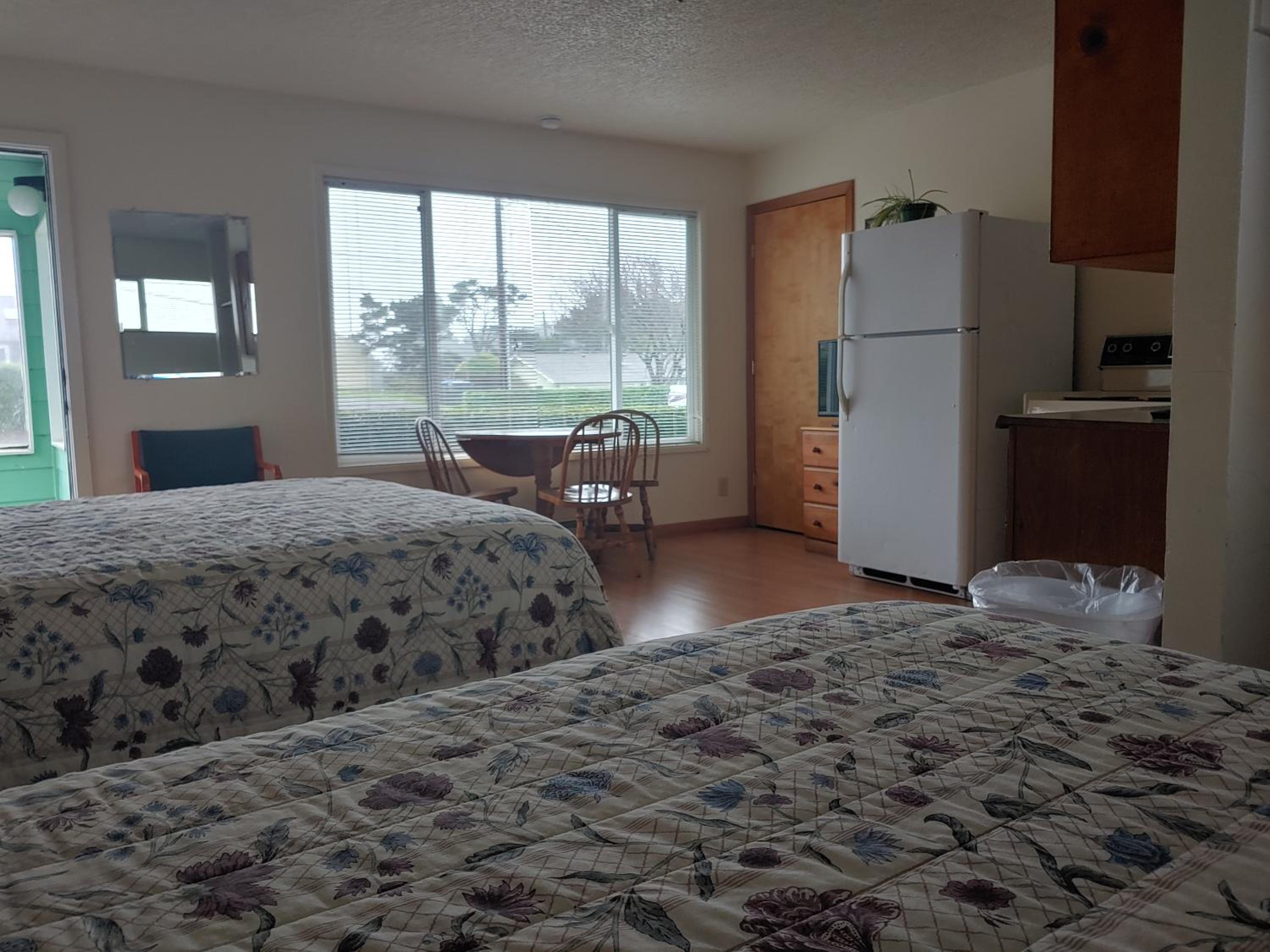 Two Queen Beds with Mountain View and Full Kitchen photo 1