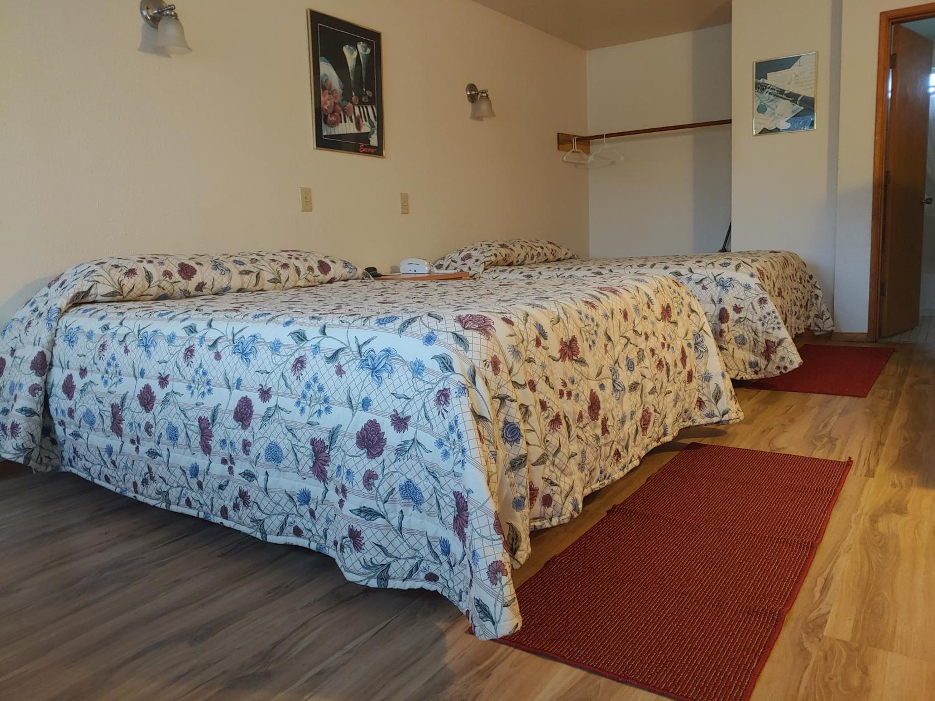 Standard Queen Room with Two Queen Beds photo 3