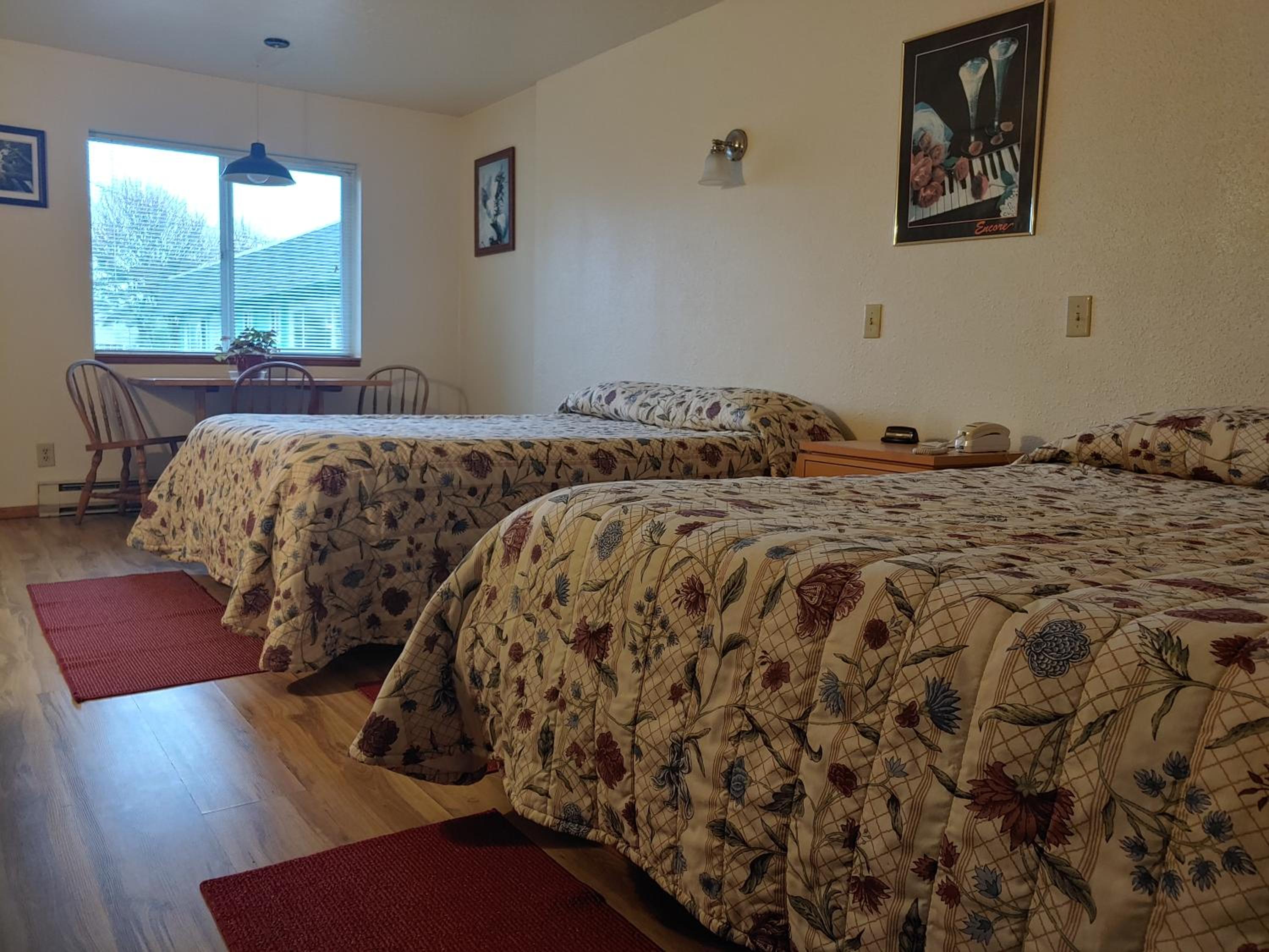 Standard Queen Room with Two Queen Beds photo 2