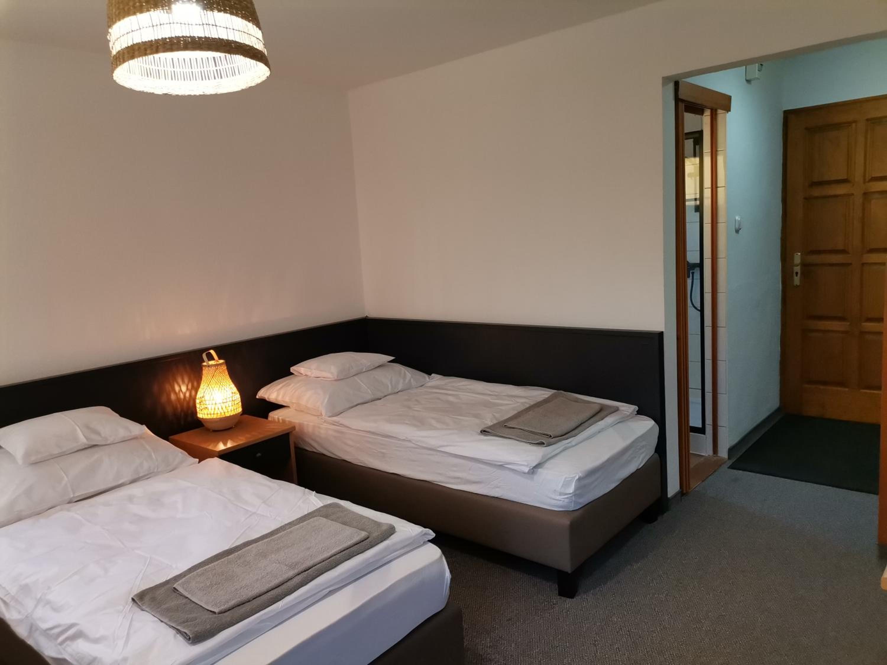Twin Room with Private Bathroom - Photo 4