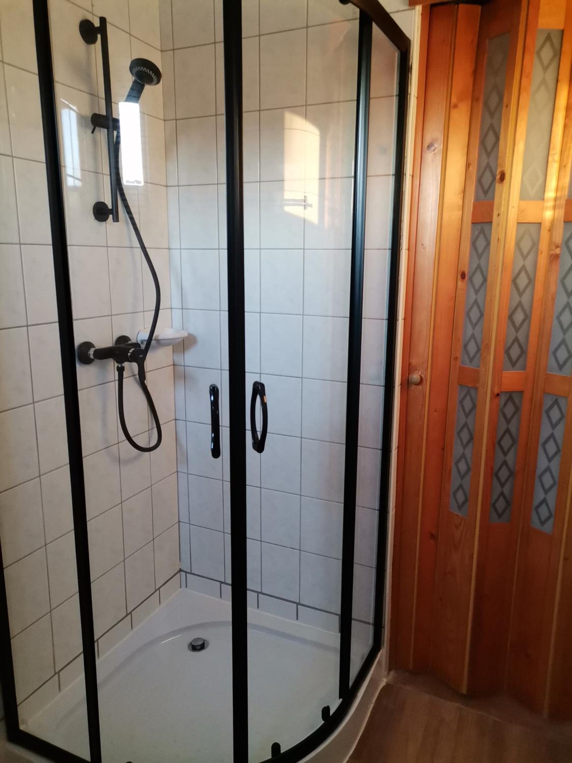 Twin Room with Private Bathroom - Photo 3