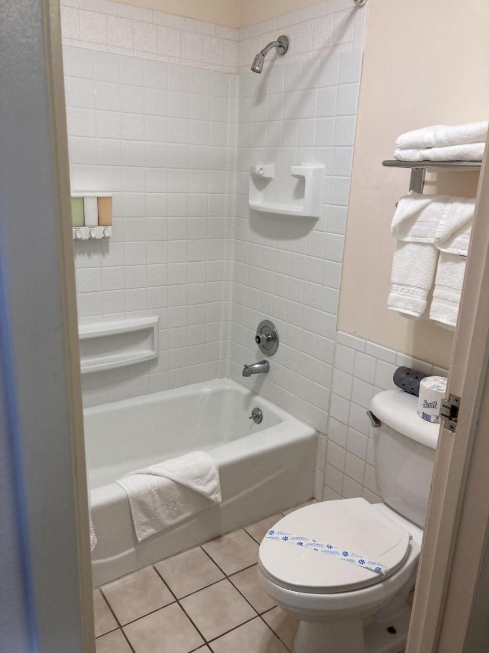 Queen Room with Sea View - Photo 10