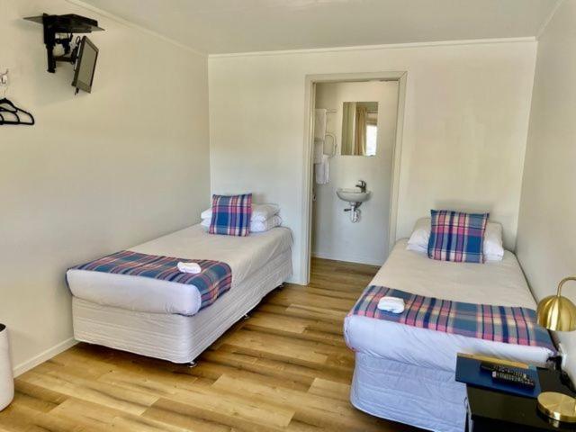 Budget Twin Room - Photo 4
