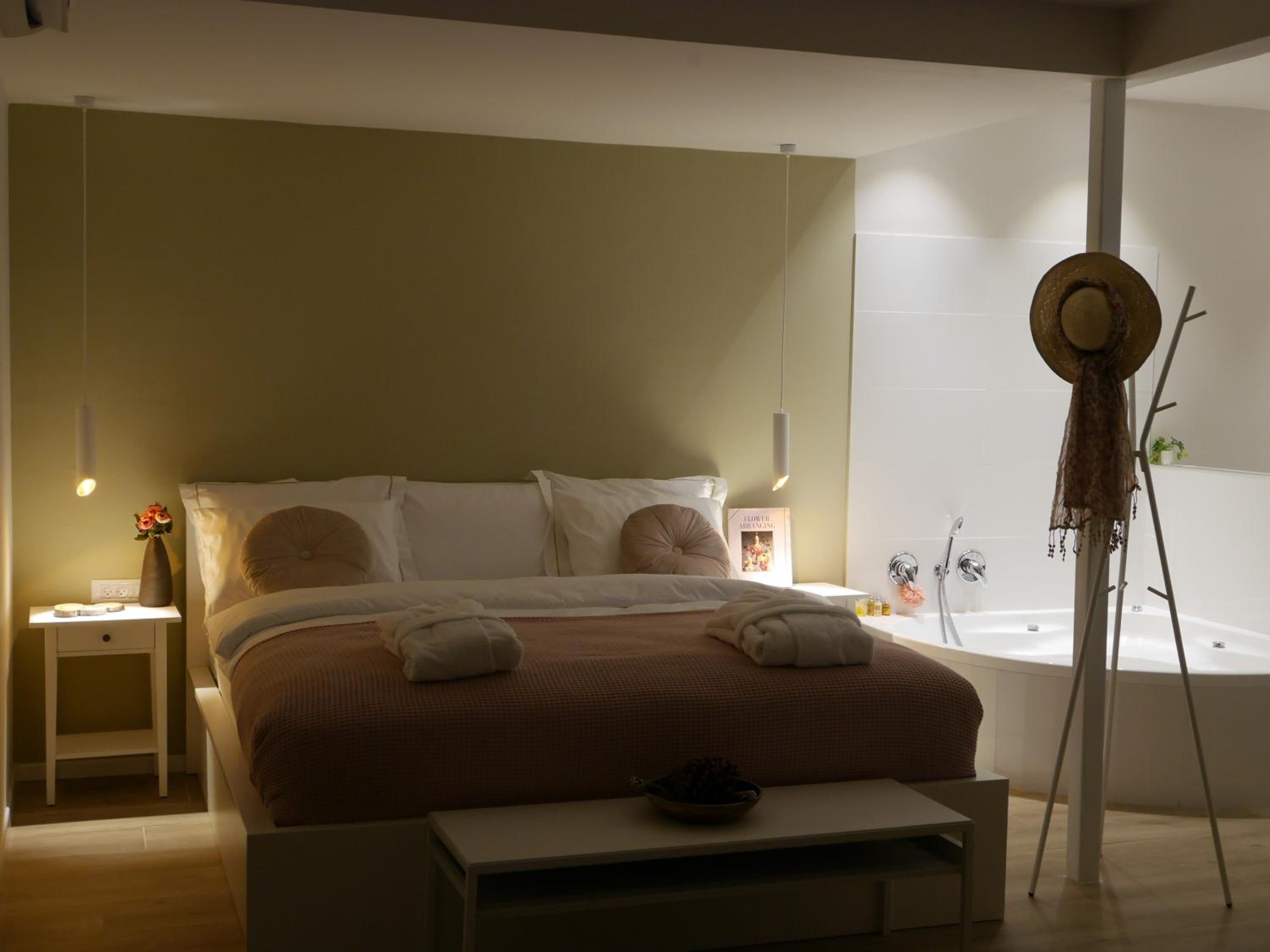 Deluxe Double Room with Balcony - Photo 11
