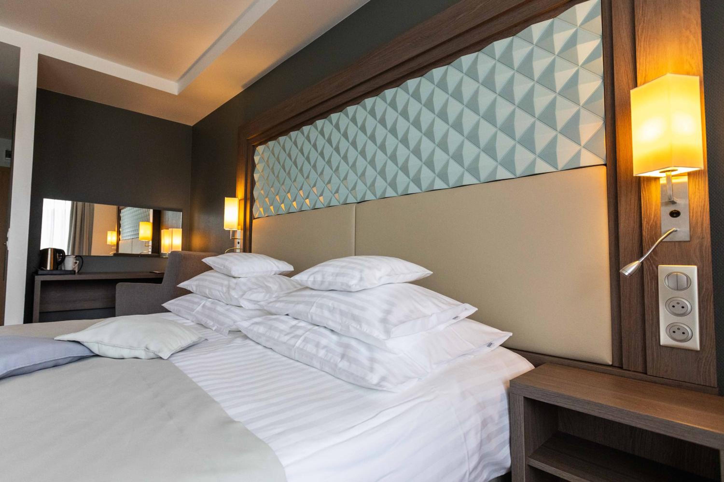 Deluxe Double Room with Balcony - Photo 5