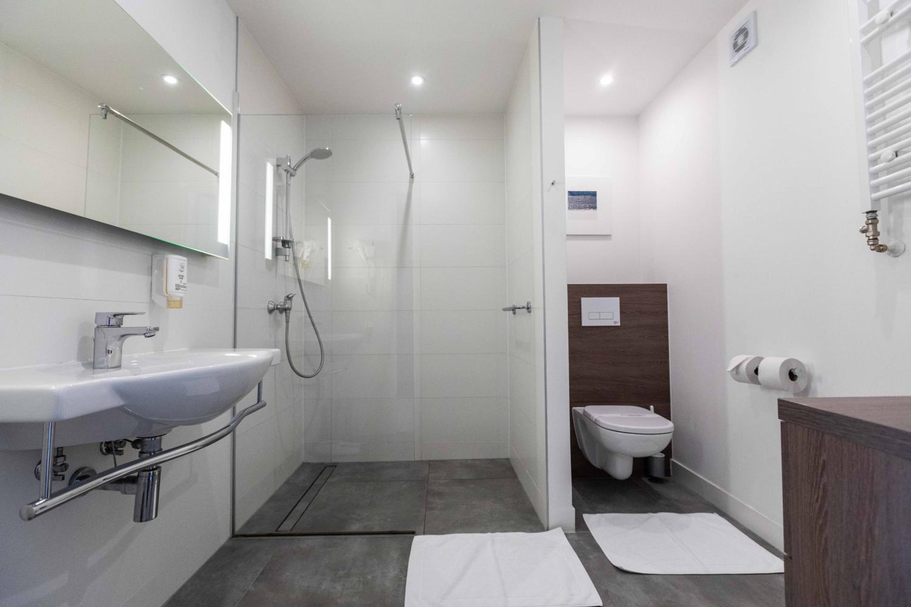 Deluxe Double Room with Balcony - Photo 10