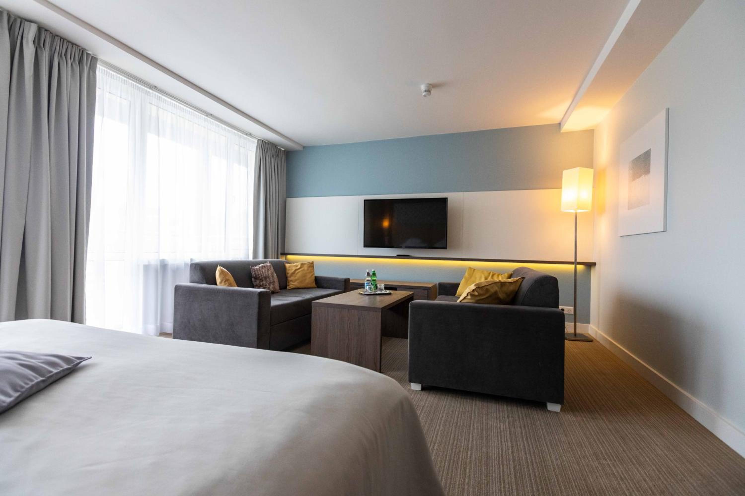 Deluxe Double Room with Balcony - Photo 4