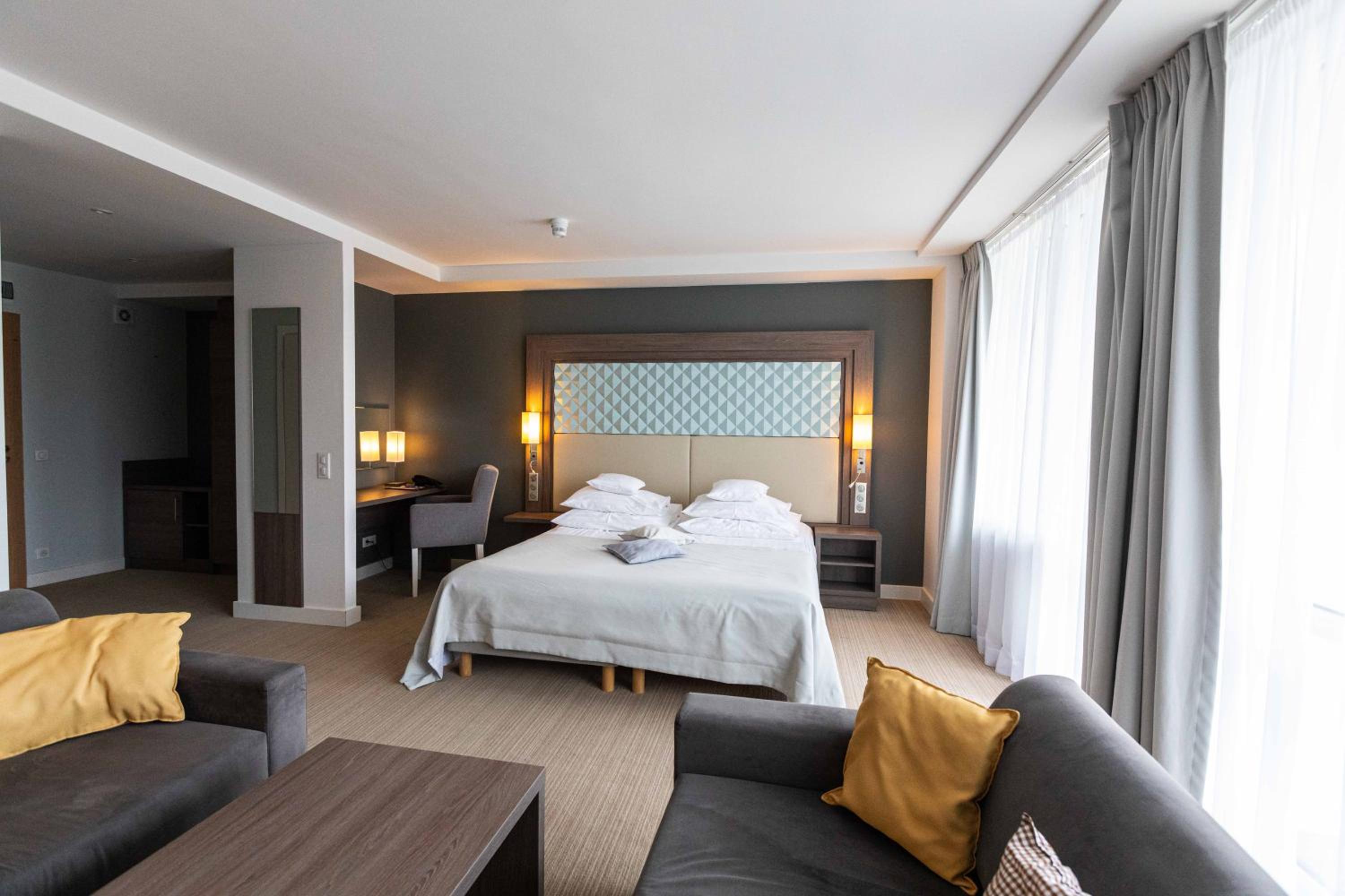 Deluxe Double Room with Balcony - Photo 8
