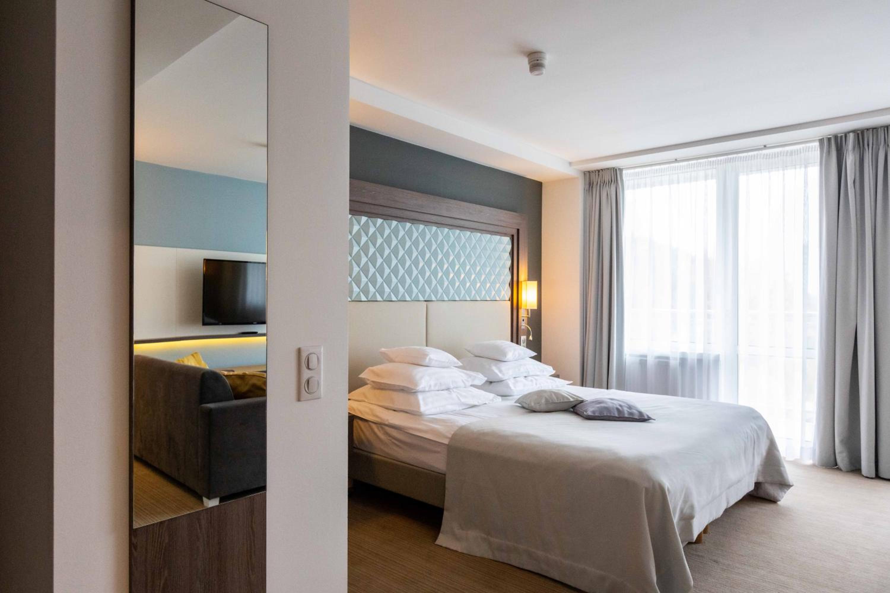Deluxe Double Room with Balcony - Photo 9