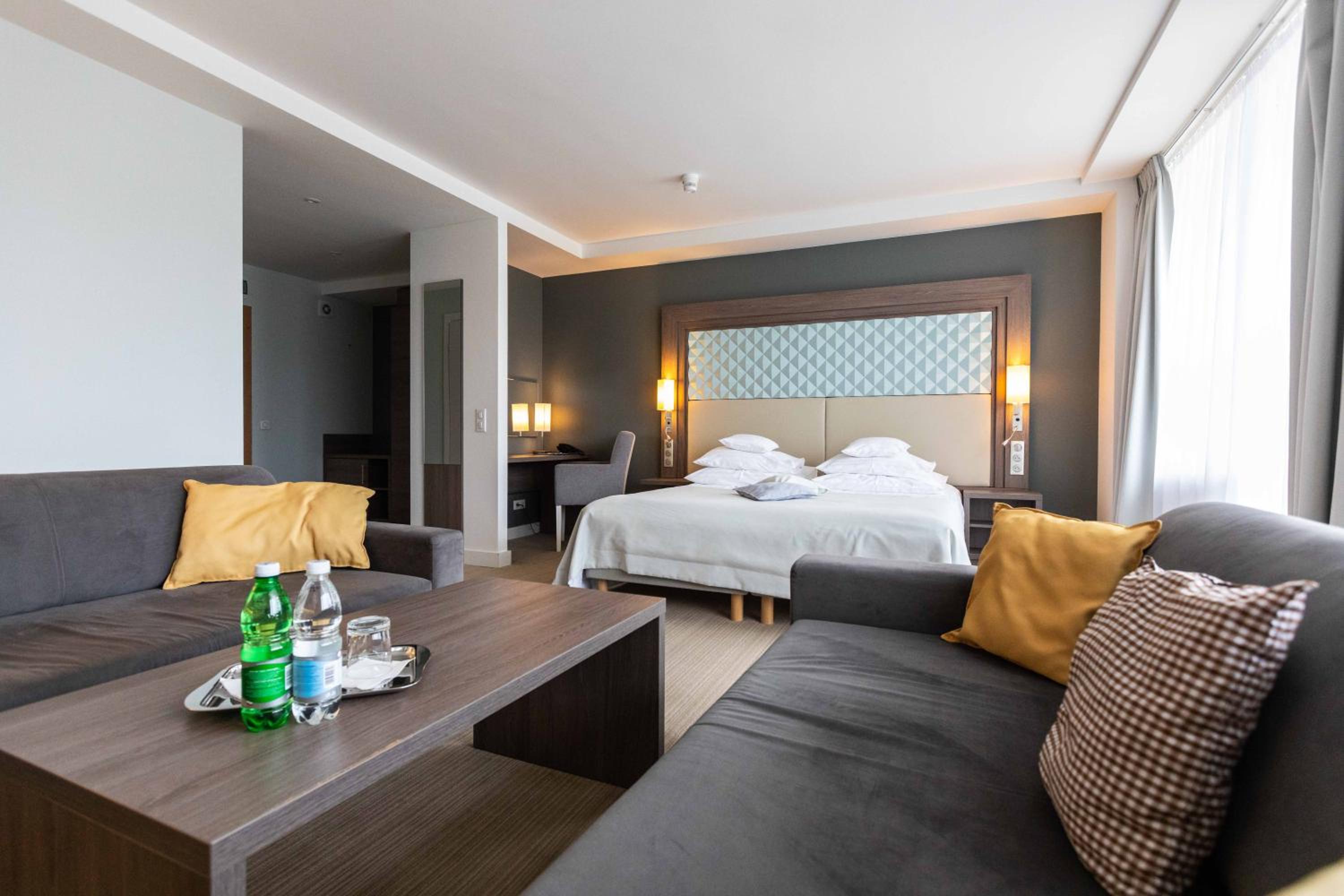 Deluxe Double Room with Balcony - Photo 11