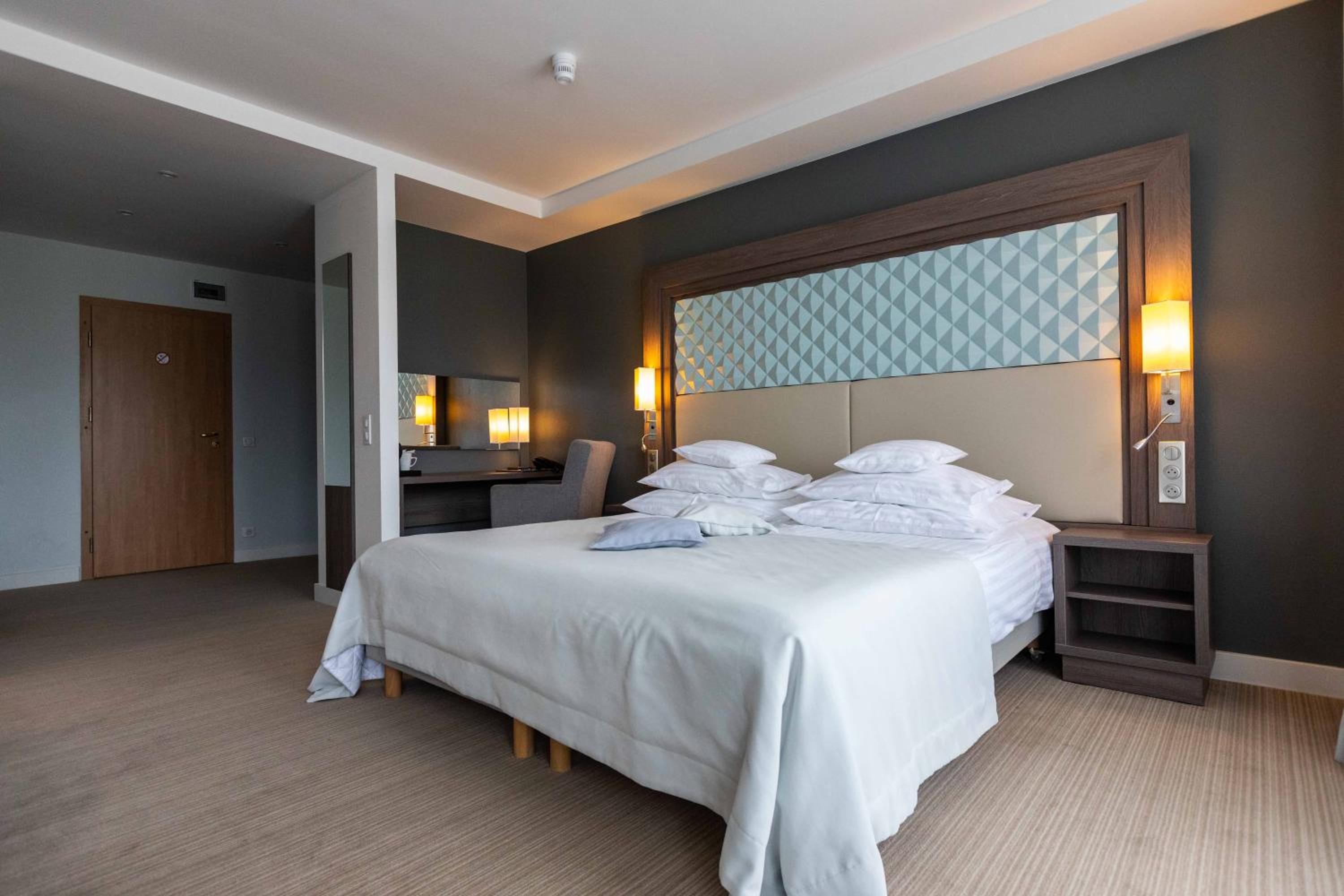 Deluxe Double Room with Balcony - Photo 7