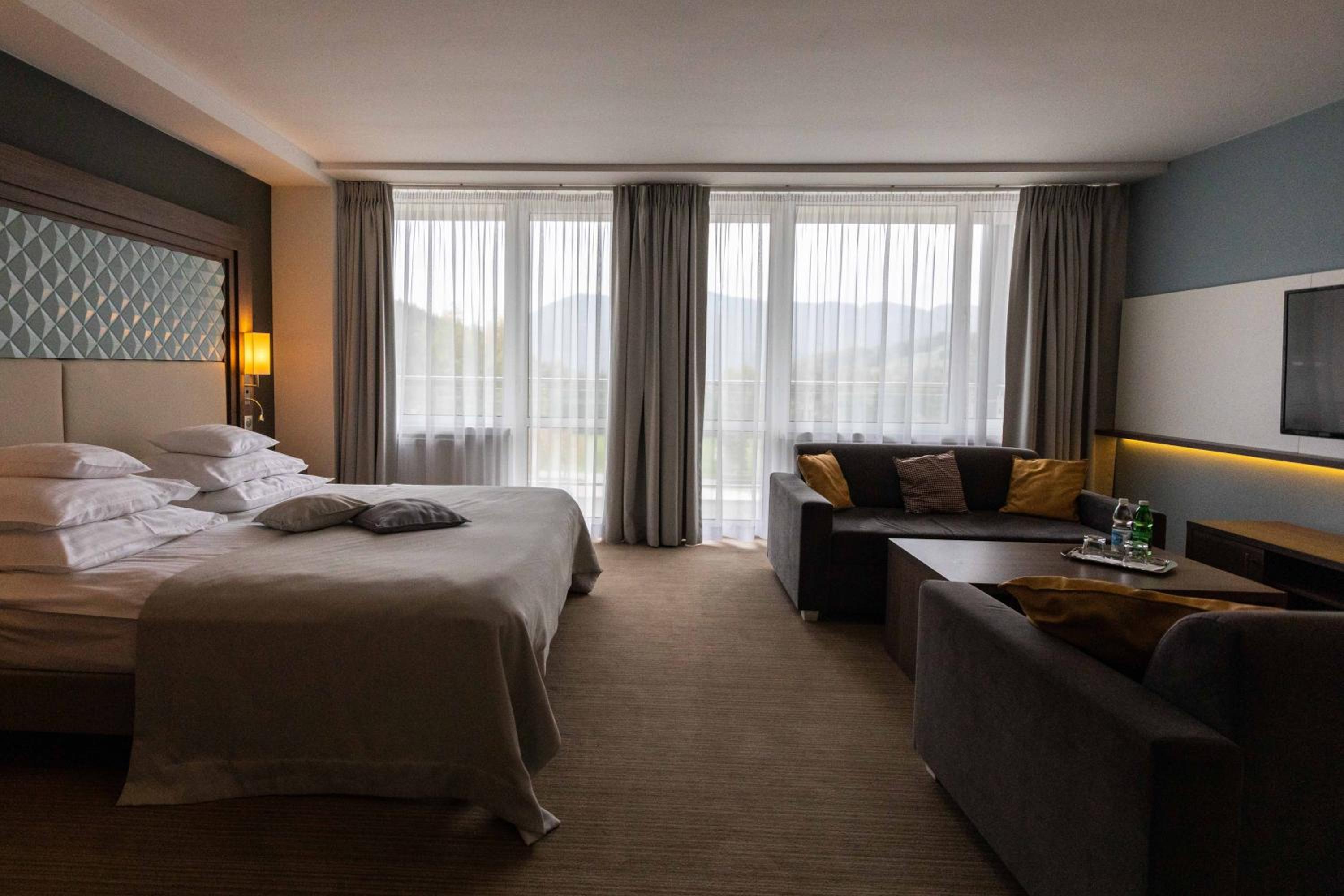 Deluxe Double Room with Balcony - Photo 6