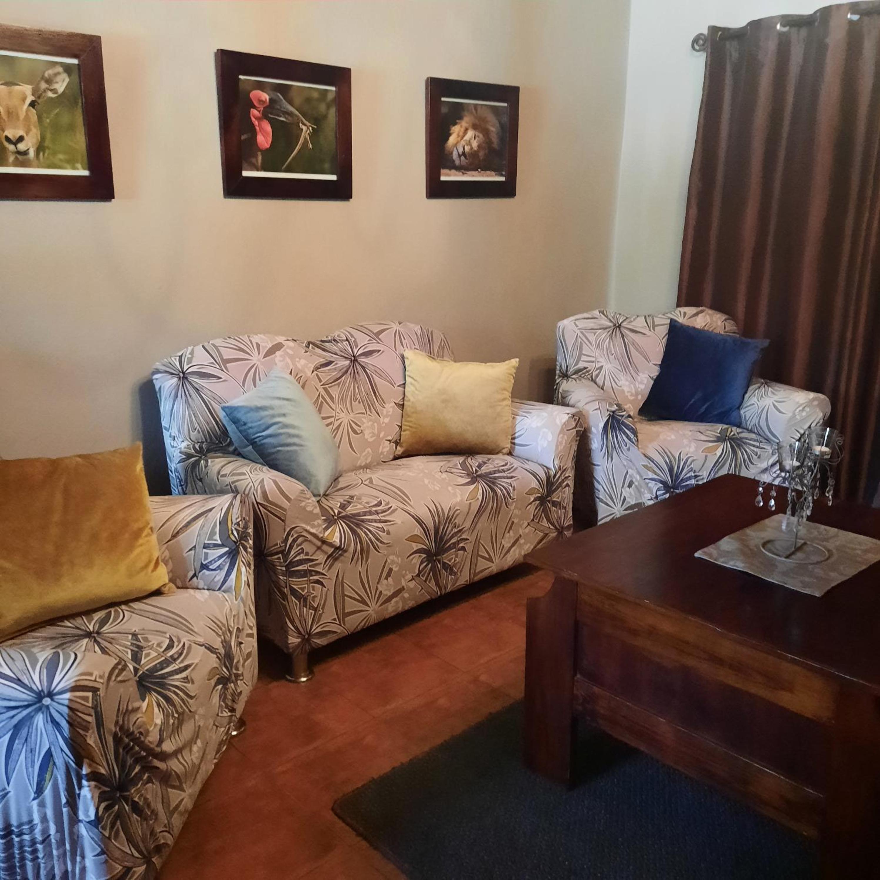 Family Room with Mountain View - Photo 3
