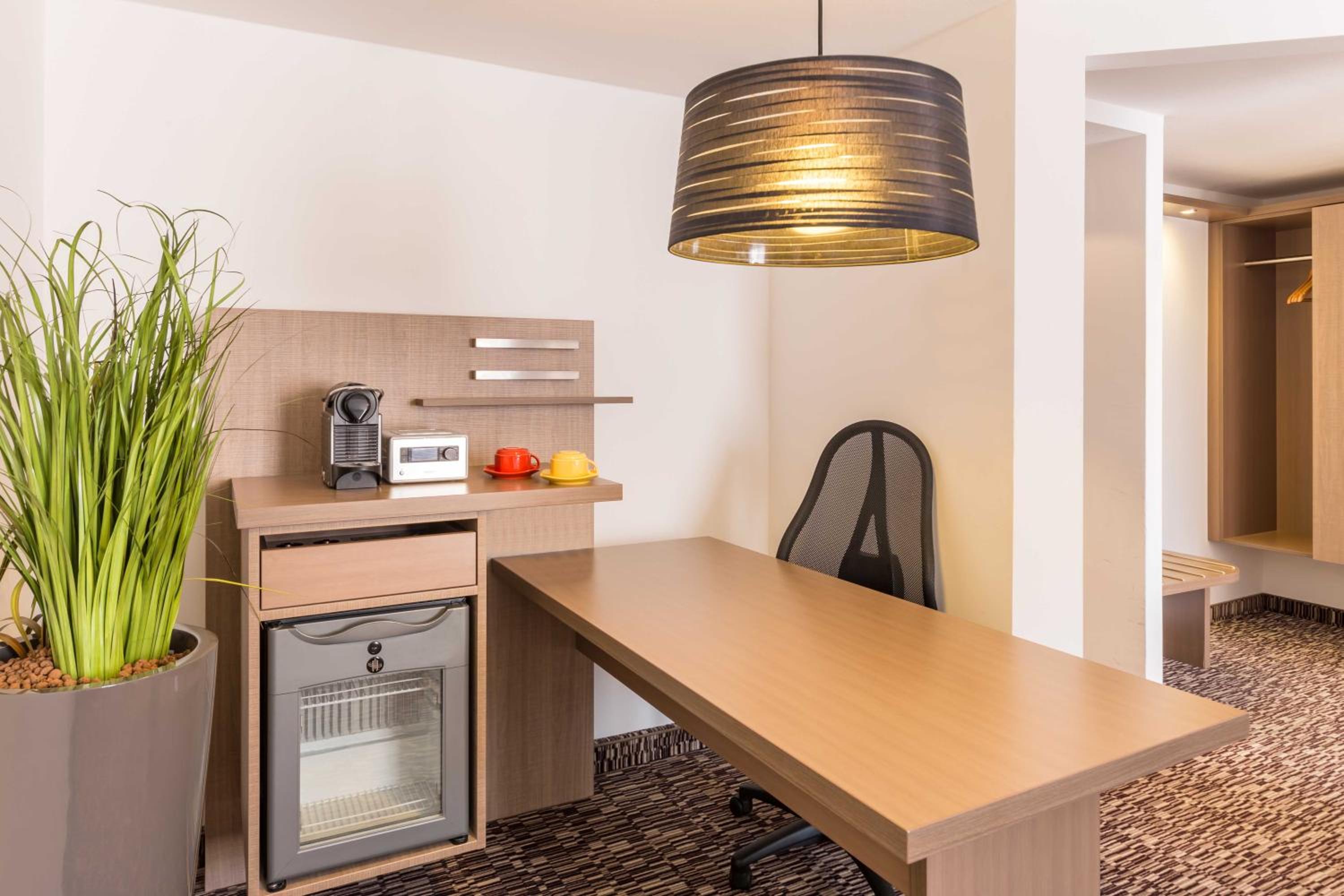 Business Suite - Photo 4