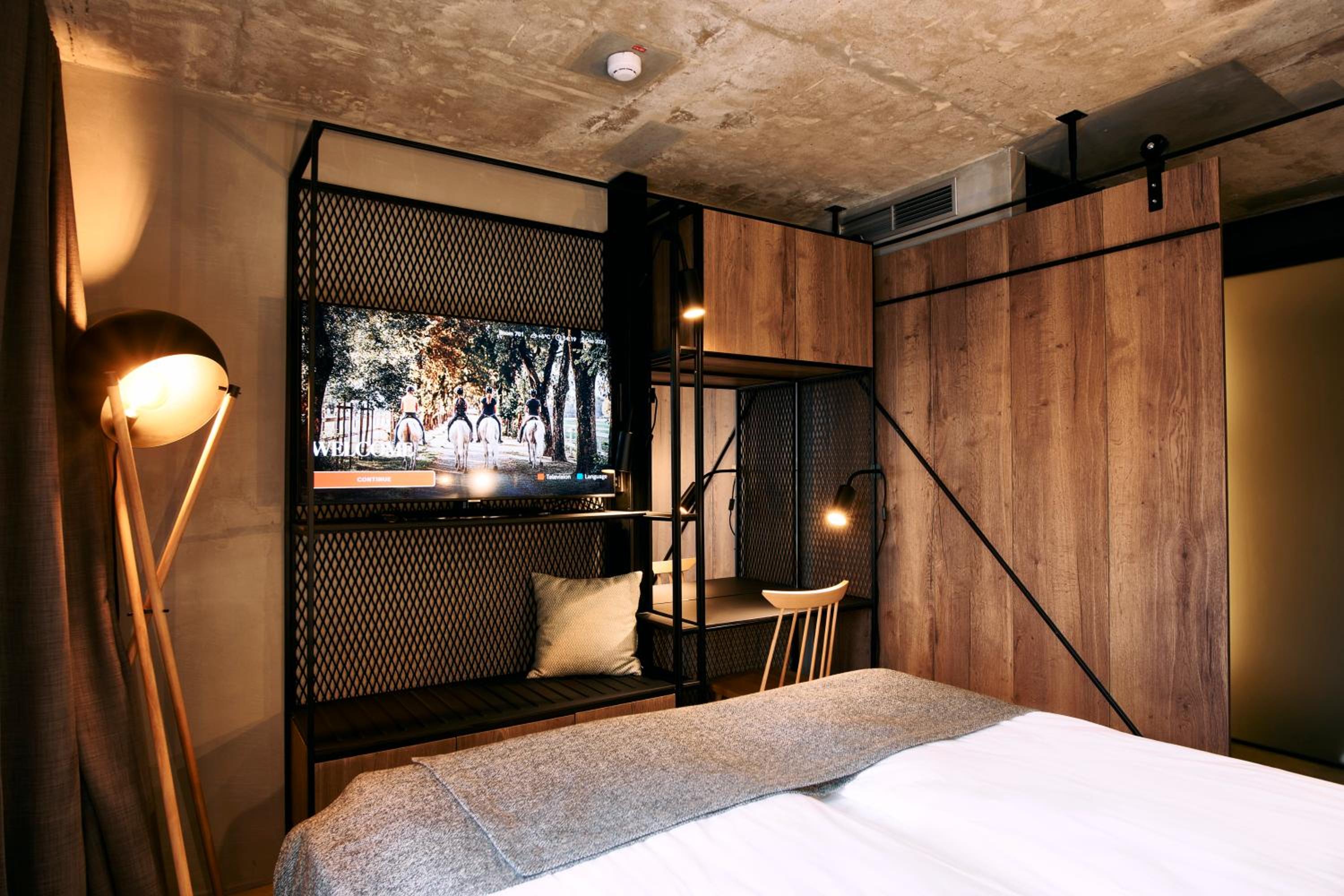 Double or Twin Room with Balcony - Photo 2