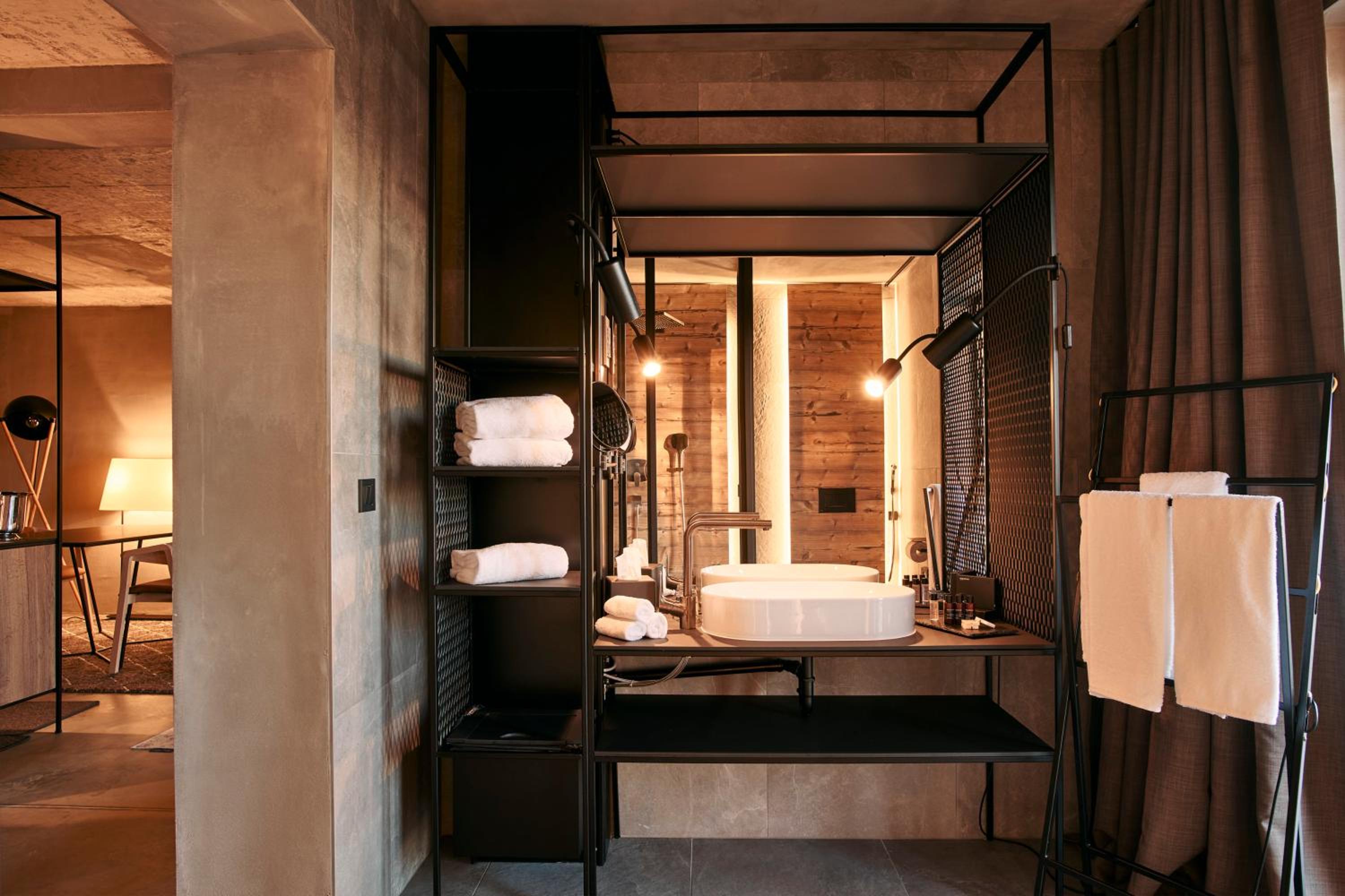 Suite with Balcony - Photo 3