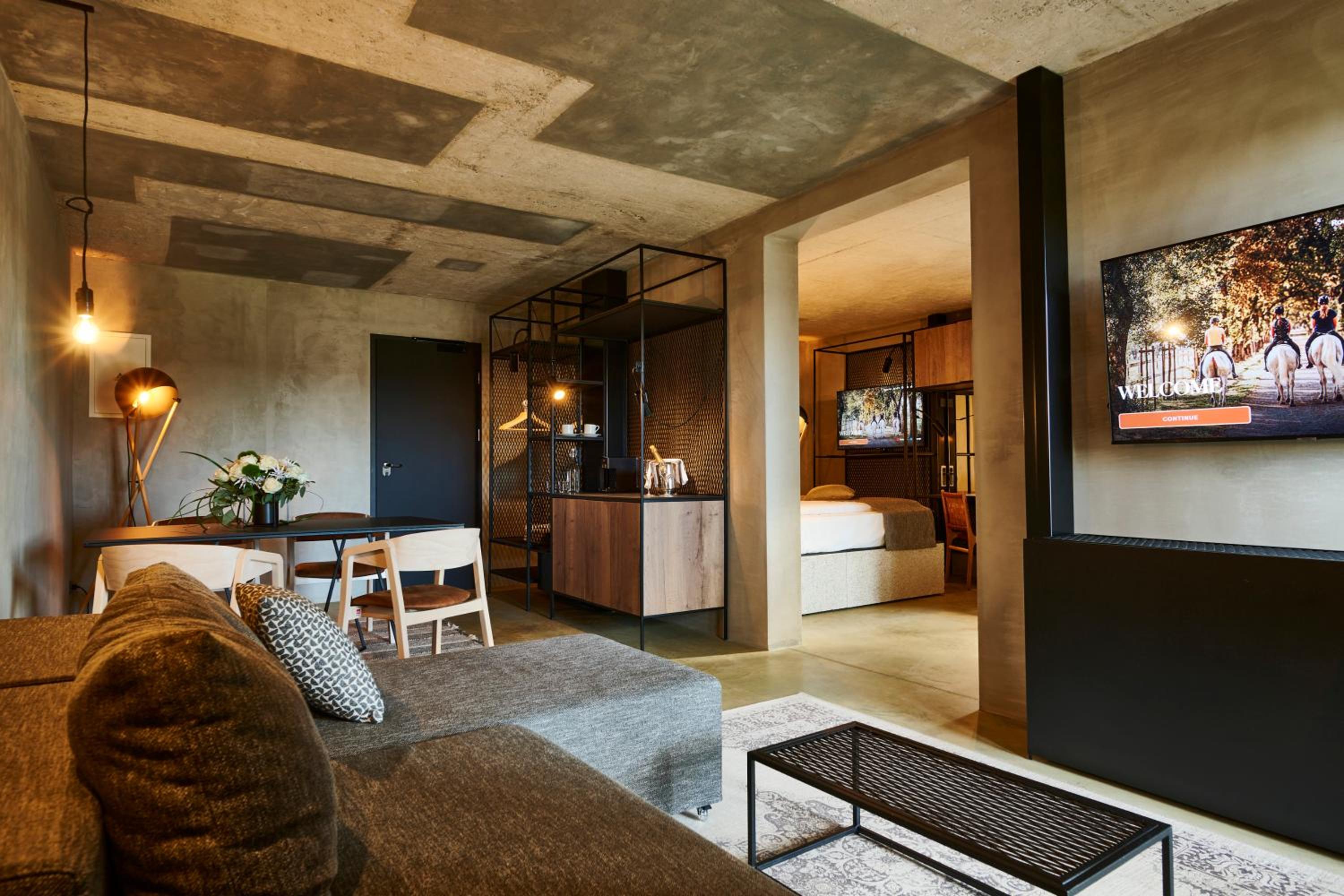 Suite with Balcony - Photo 4