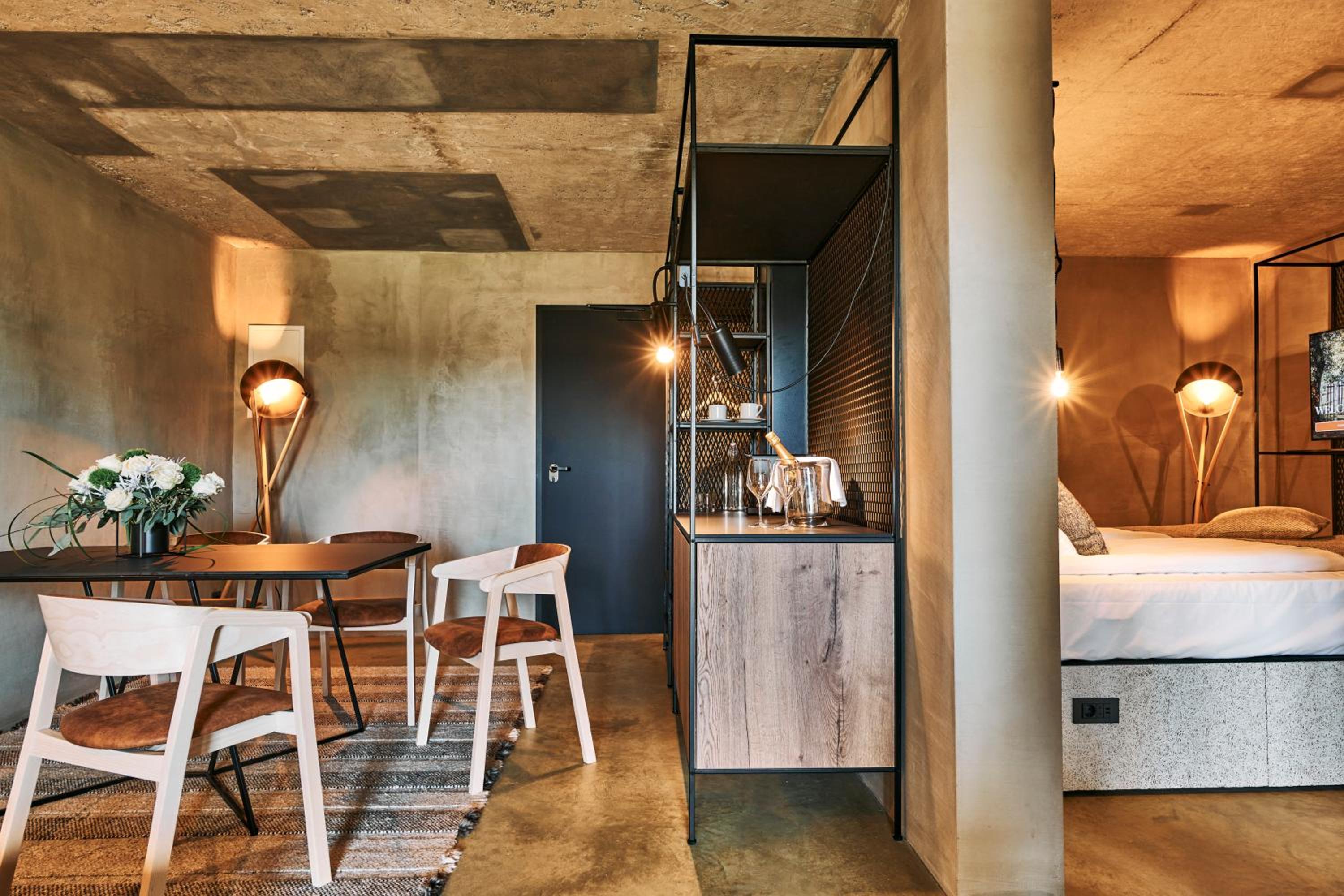 Suite with Balcony - Photo 6