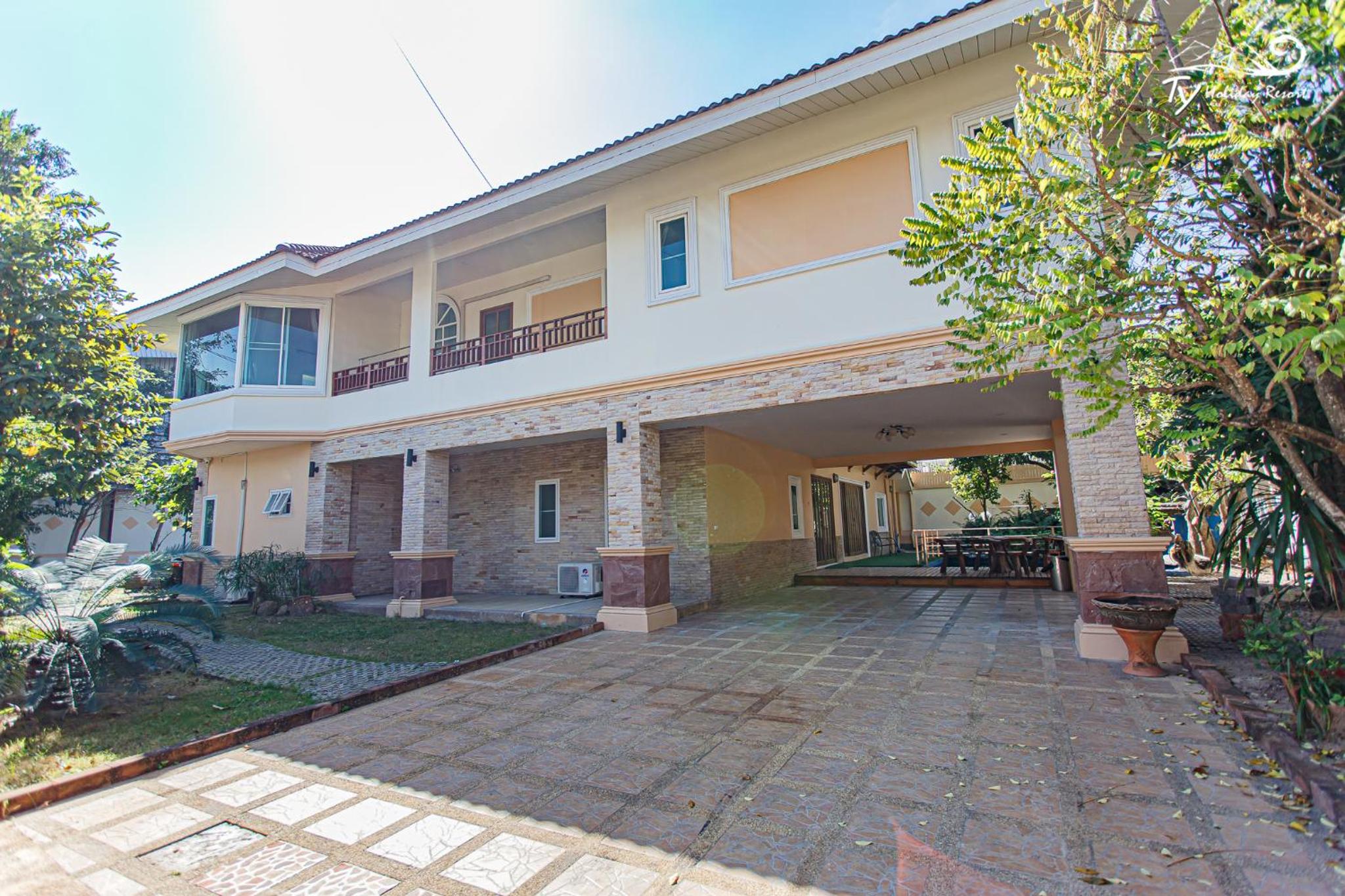 Nine-Bedroom Villa with Private Pool 227 - Photo 7