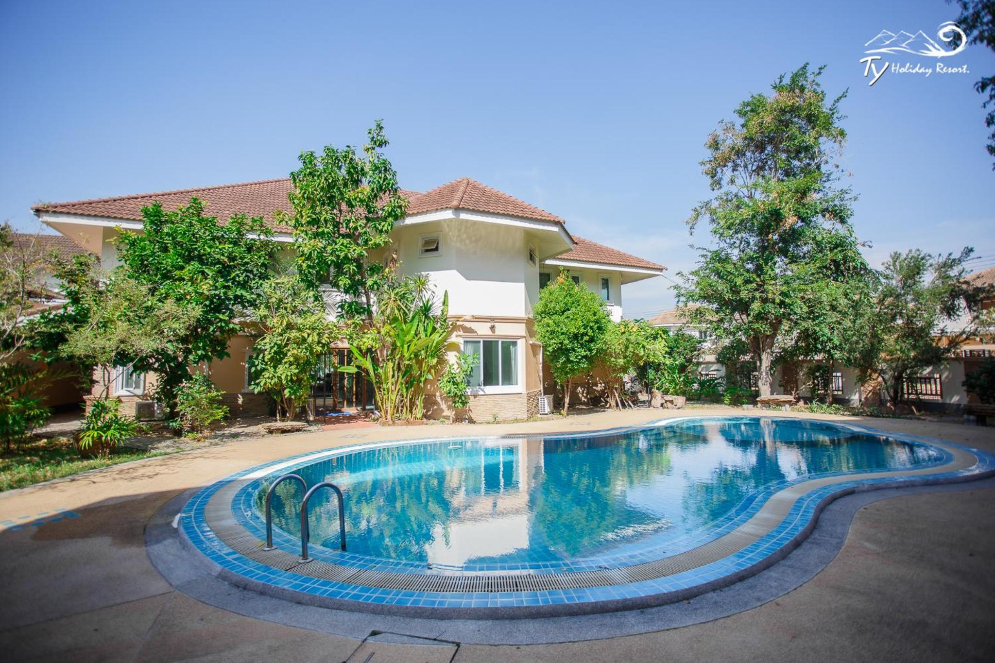 Nine-Bedroom Villa with Private Pool 227 - Photo 4