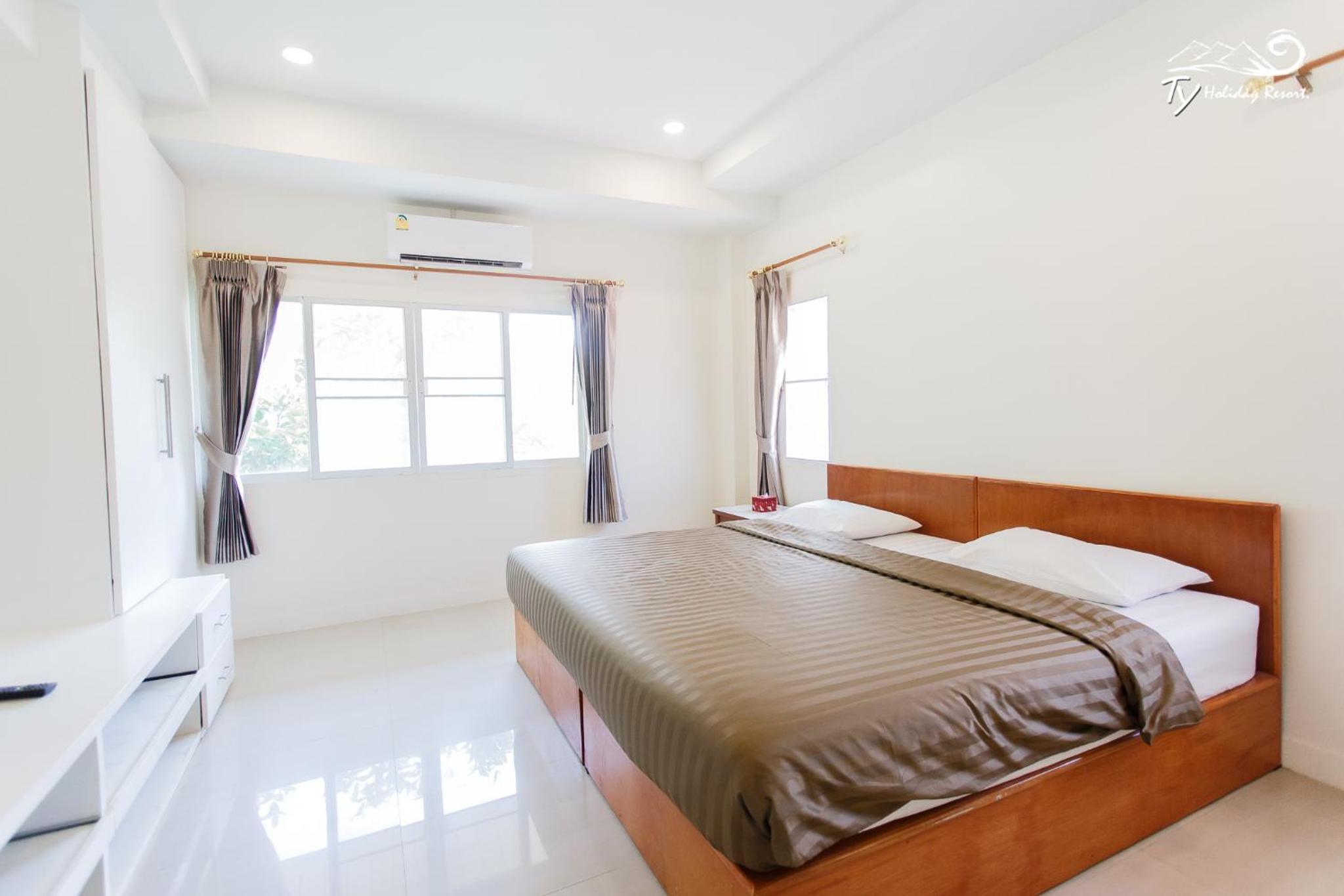 Nine-Bedroom Villa with Private Pool 227 - Photo 13