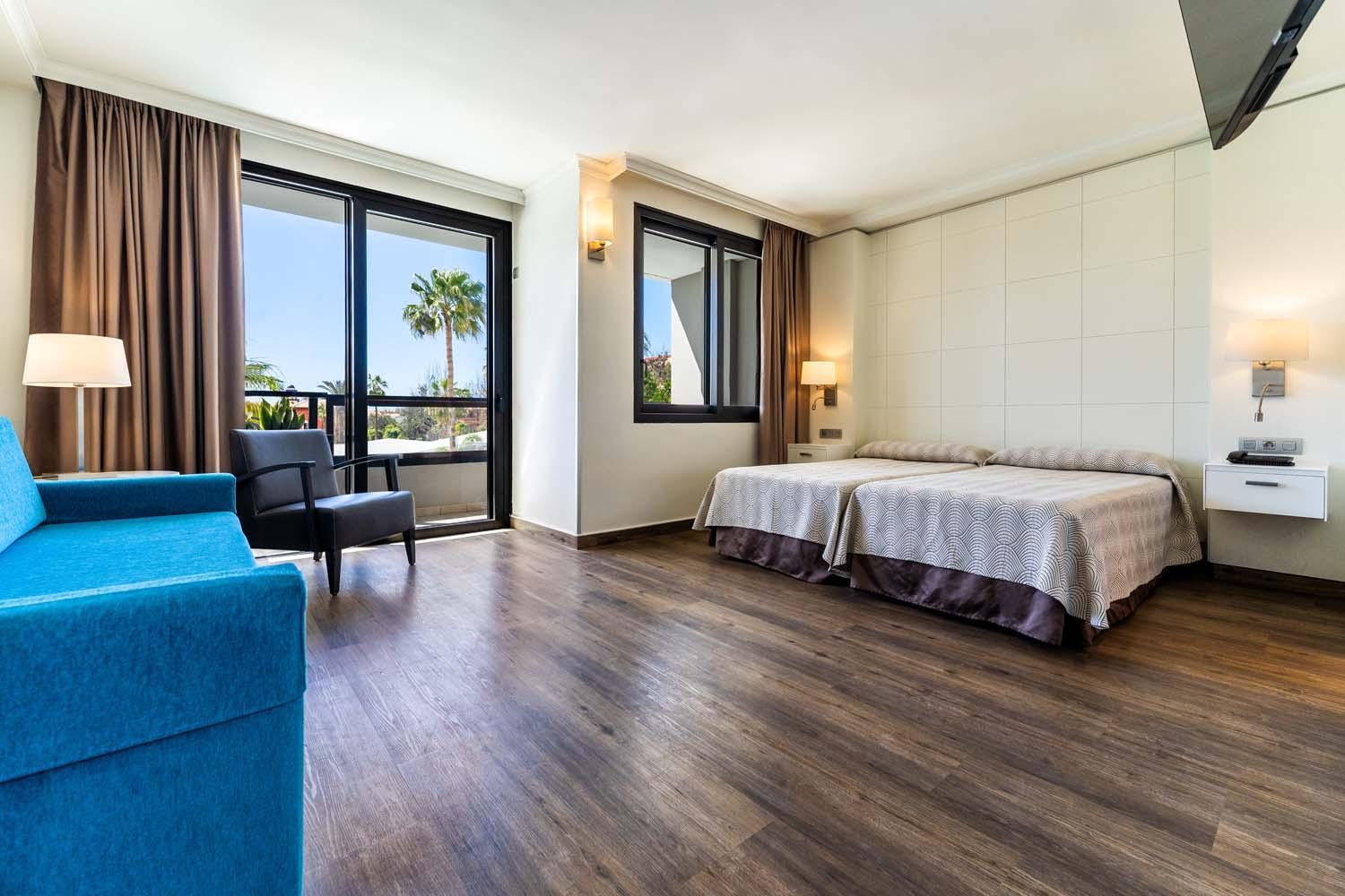 Habitación Doble o con Dos Camas con Vista a la Piscina (2 Adultos + 1 Niño)