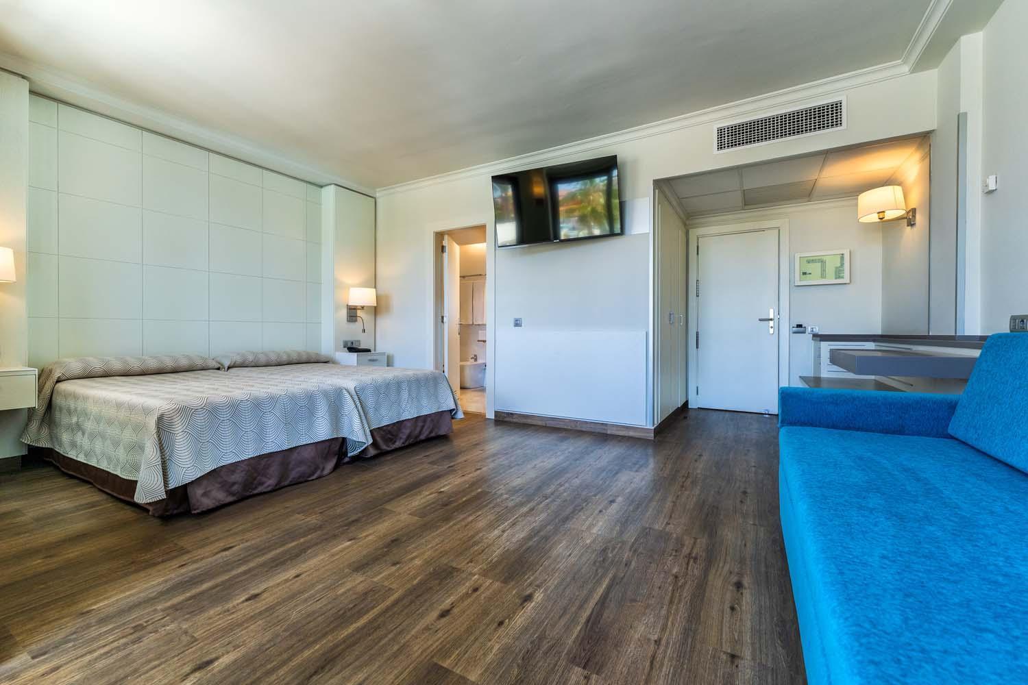 Habitación Doble o con Dos Camas con Vista a la Piscina (2 Adultos)