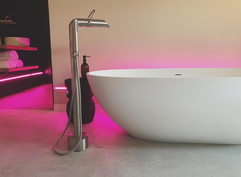 Deluxe King Studio with Bath Tub - Photo 6