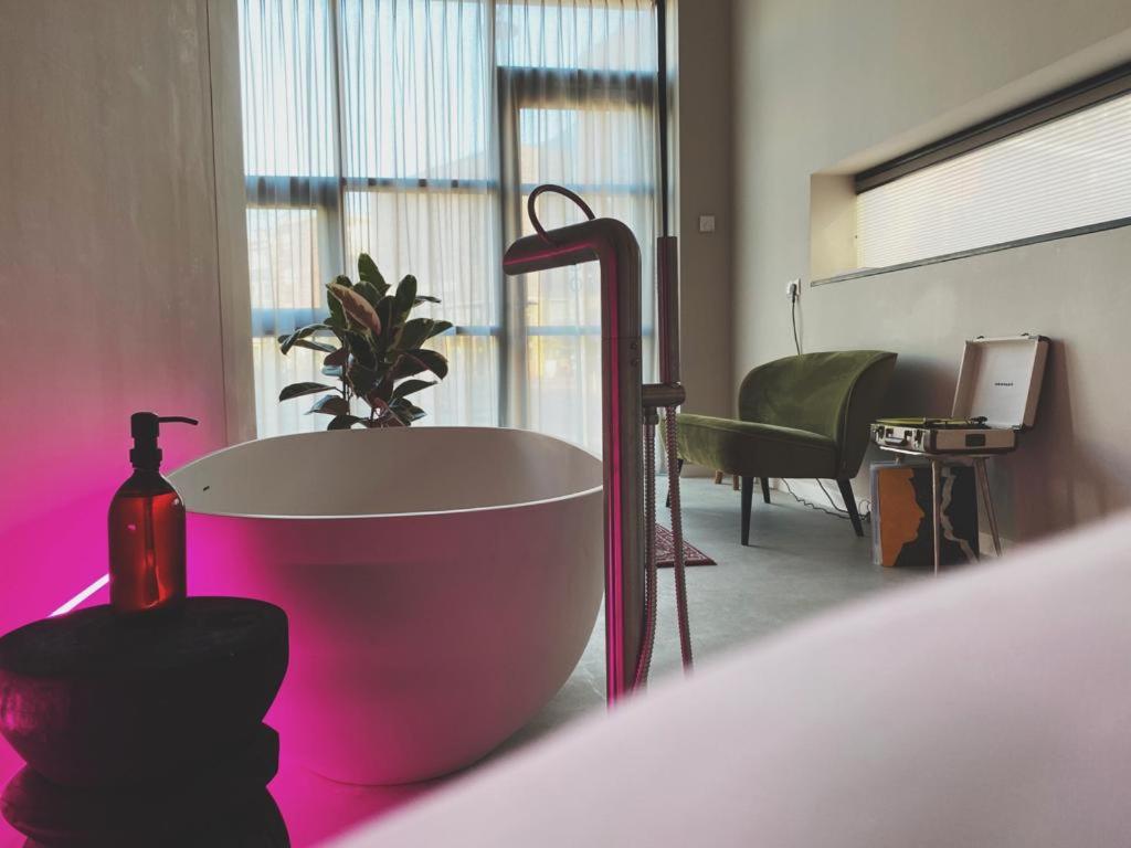 Deluxe King Studio with Bath Tub - Photo 9