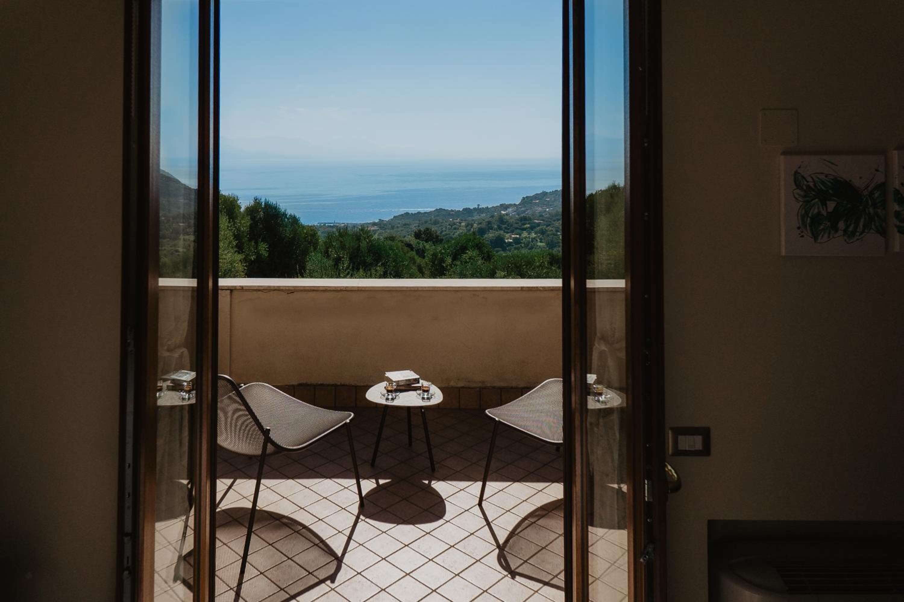 Double Room with Balcony and Sea View - Photo 3