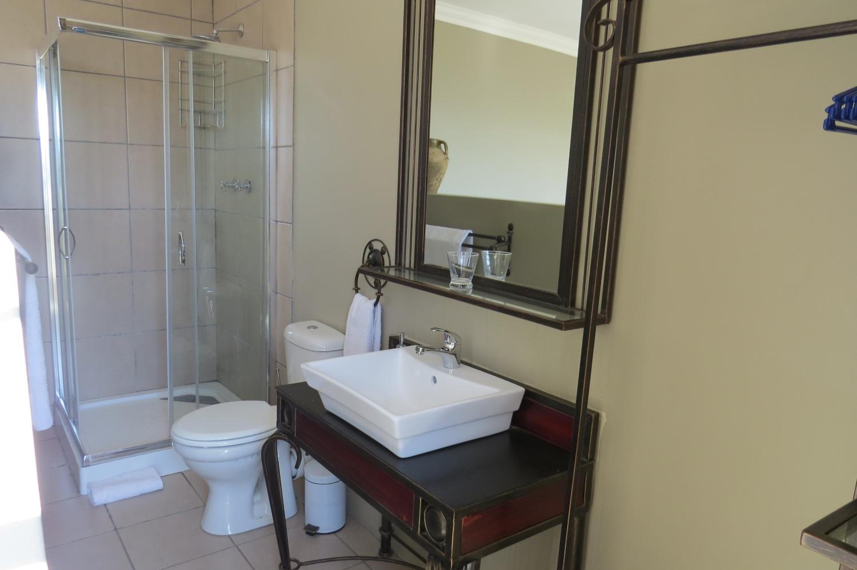 Double Room with Balcony - Photo 3