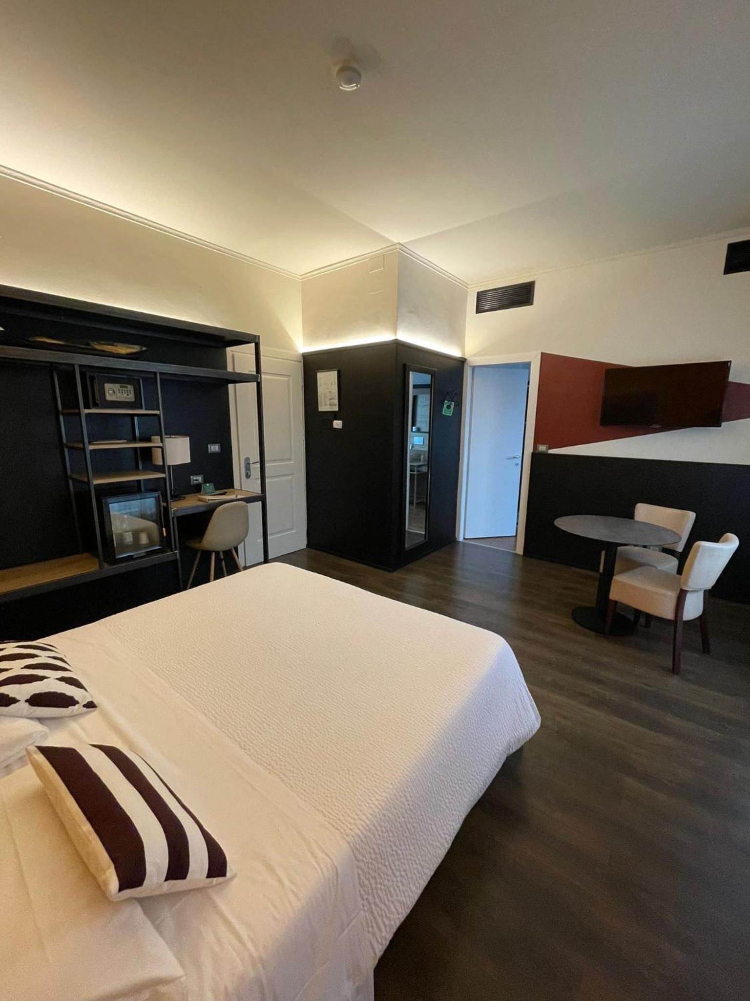 Superior Twin or Double Room - Photo 10