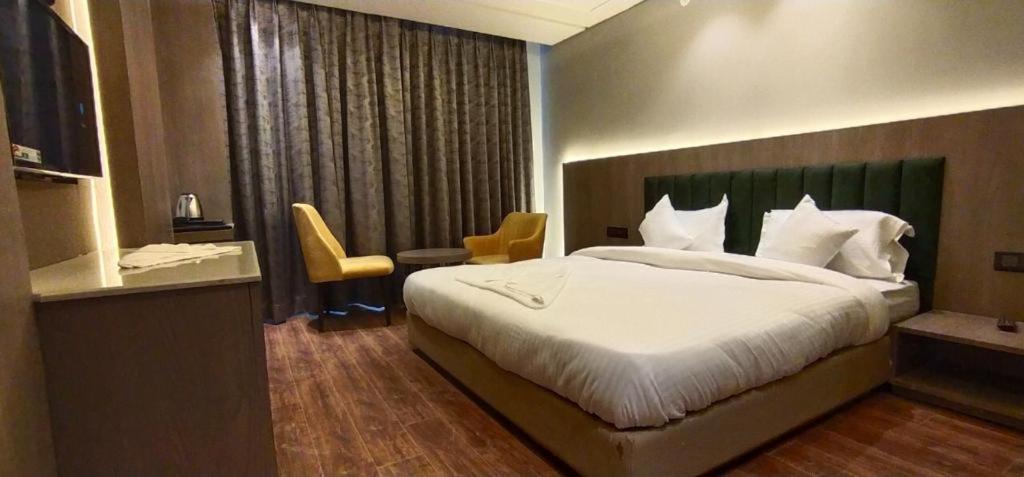 Deluxe Room (2 Adults + 1 Child) photo 3